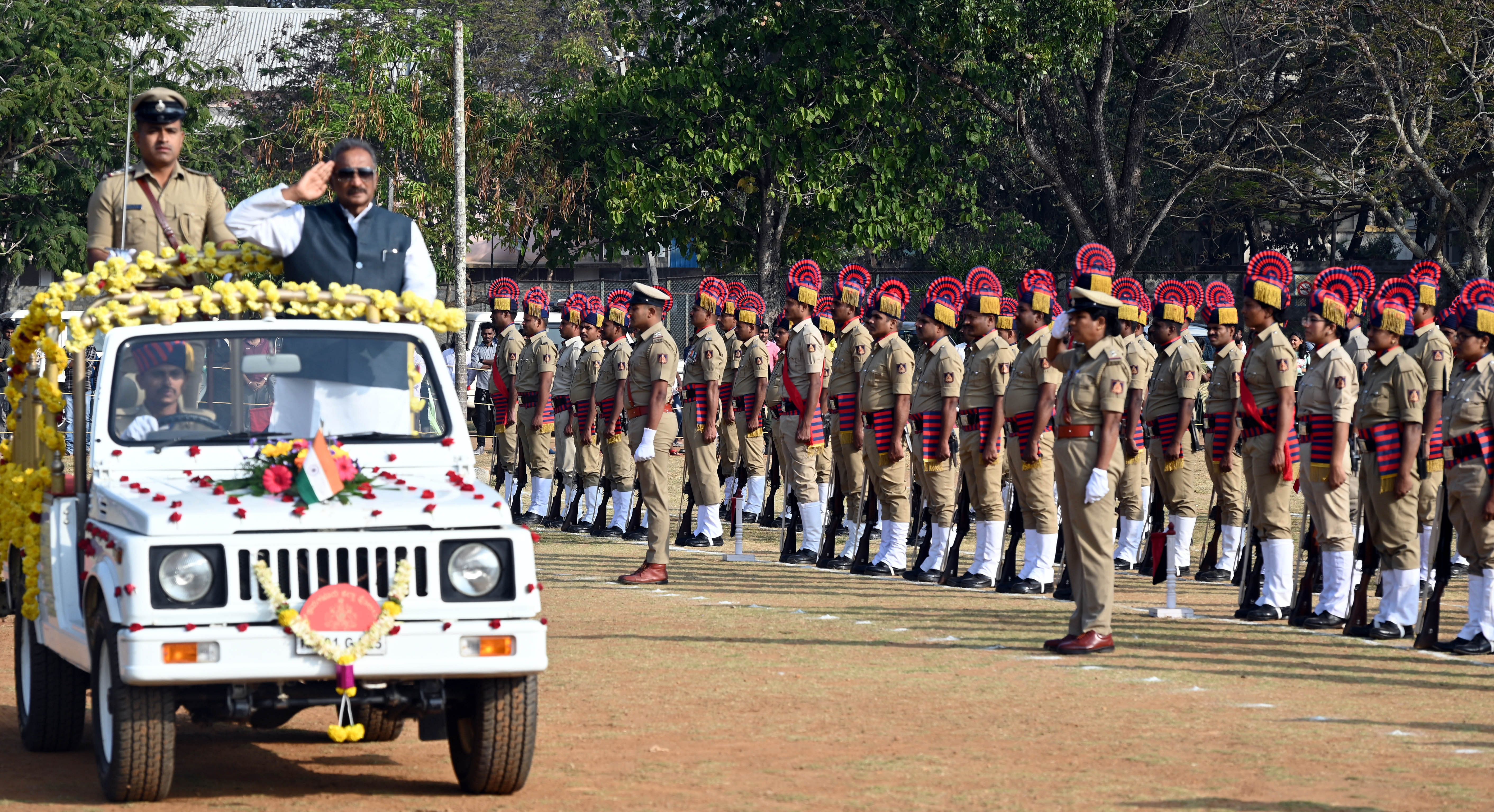 ಚಿಕ್ಕಮಗಳೂರು ಜಿಲ್ಲಾ ಆಟದ ಮೈದಾನದಲ್ಲಿ ಏರ್ಪಡಿಸಿದ್ದ ಗಣರಾಜ್ಯೋತ್ಸವದಲ್ಲಿ ಜಿಲ್ಲಾ ಉಸ್ತವಾರಿ ಸಚಿವ ಕೆ.ಜೆ.ಜಾರ್ಜ್ ಧ್ವಜ ವಂದನೆ ಸ್ವೀಕರಿಸಿದರು