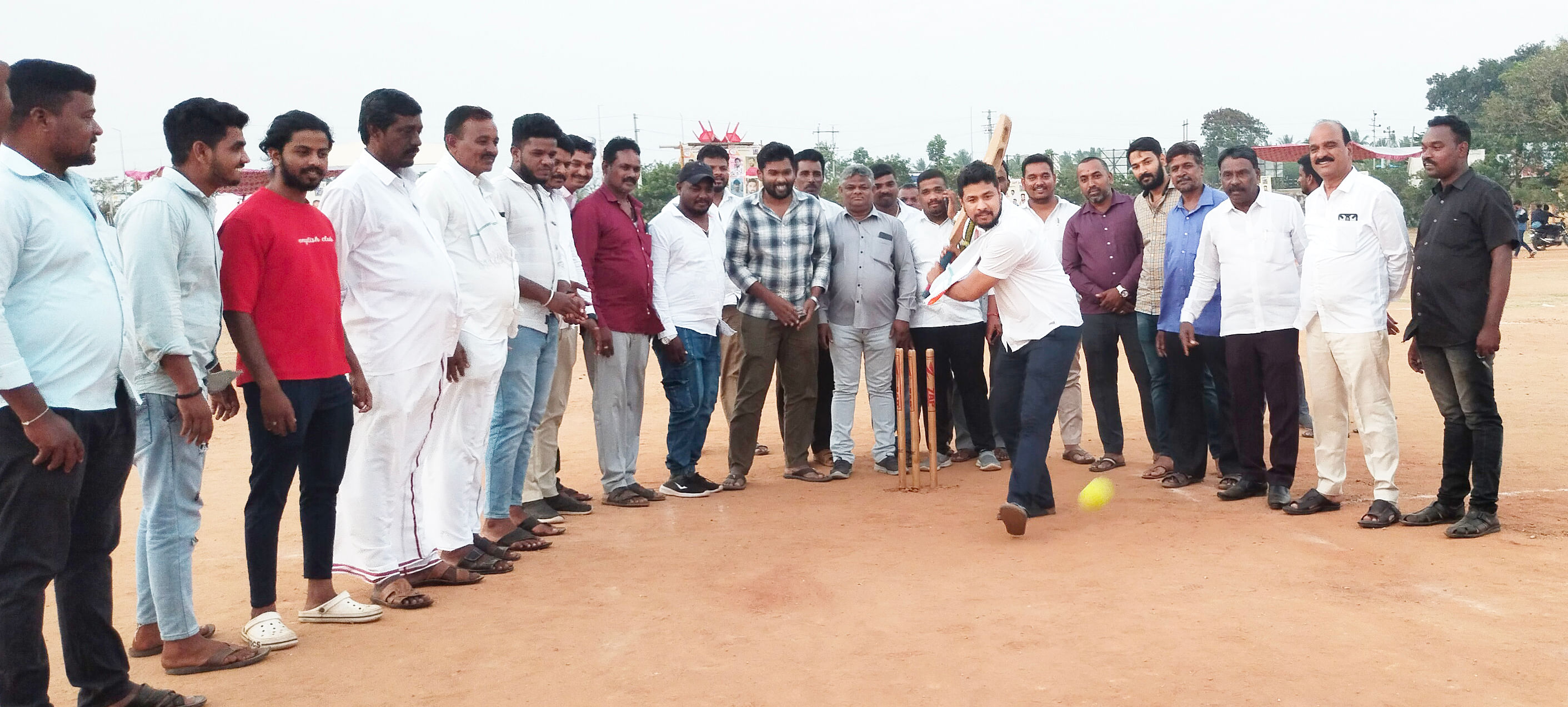 ಚಾಮರಾಜನಗರದ ಡಾ.ಬಿ.ಆರ್.ಅಂಬೇಡ್ಕರ್ ಜಿಲ್ಲಾ ಕ್ರೀಡಾಂಗಣದಲ್ಲಿ ಆಯೋಜಿಸಲಾಗಿದ್ದ ಭಗೀರಥ ಪ್ರೀಮಿಯರ್ ಲೀಗ್ - ಸೀಸನ್ 2 ಪಂದ್ಯಾವಳಿಯನ್ನು ನಂಜನಗೂಡು ಕ್ಷೇತ್ರದ ಶಾಸಕ ದರ್ಶನ್ ಧ್ರುವನಾರಾಯಣ ಅವರು ಬ್ಯಾಟಿಂಗ್ ಮಾಡುವ ಮೂಲಕ ಚಾಲನೆ ನೀಡಿದರು. ಕಾಂಗ್ರೆಸ್‌ ಮುಖಂಡರು ಪಾಲ್ಗೊಂಡಿದ್ದರು