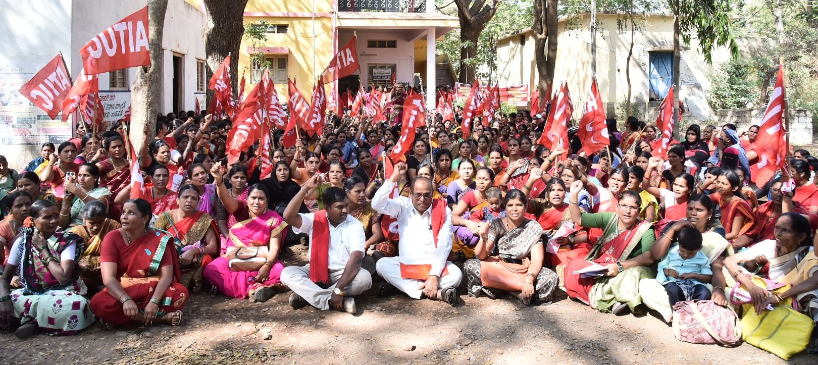 ವಿವಿಧ ಬೇಡಿಕೆ ಈಡೇರಿಸುವಂತೆ ಆಗ್ರಹಿಸಿ ಅಂಗನವಾಡಿ ಕಾರ್ಯಕರ್ತೆಯರು ಮತ್ತು ಸಹಾಯಕಿಯರು ಬುಧವಾರ ಹಾವೇರಿ ತಾಲ್ಲೂಕು ಪಂಚಾಯಿತಿ ಆವರಣದಲ್ಲಿರುವ ಸಂಸದರ ಕಚೇರಿ ಎದುರು ಧರಣಿ ನಡೆಸಿದರು