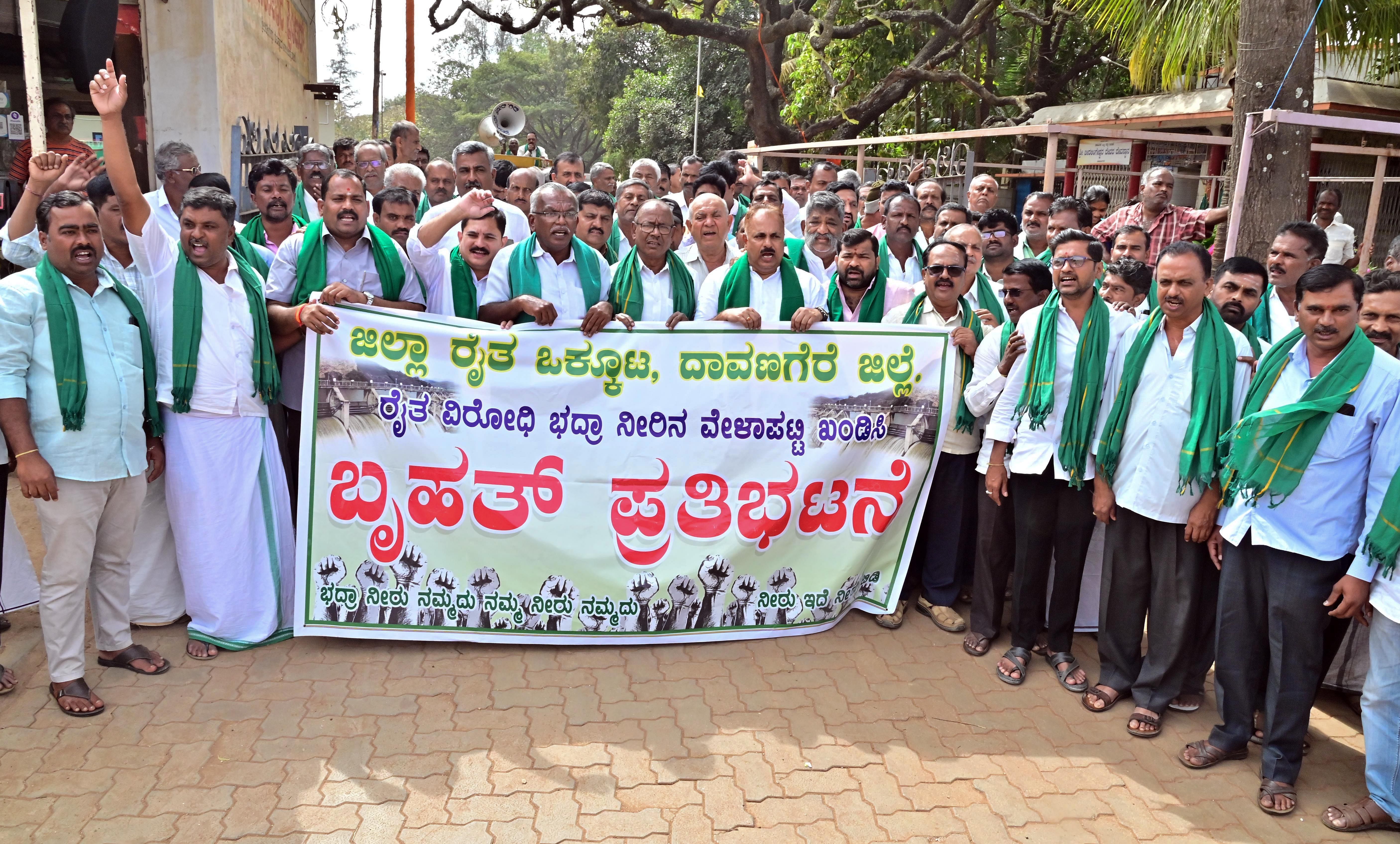 ಭದ್ರಾ ನೀರಾವರಿ ಸಲಹಾ ಸಮಿತಿ (ಐಸಿಸಿ) ಸಭೆಯ ನಿರ್ಣಯ ರದ್ದುಗೊಳಿಸಬೇಕು ಸೇರಿದಂತೆ ವಿವಿಧ ಬೇಡಿಕೆಗಳ ಈಡೇರಿಕೆಗೆ ಆಗ್ರಹಿಸಿ ಜಿಲ್ಲಾ ರೈತರ ಒಕ್ಕೂಟದ ನೇತೃತ್ವದಲ್ಲಿ ಬುಧವಾರ ದಾವಣಗೆರೆಯ ಬೀರಲಿಂಗೇಶ್ವರ ದೇವಸ್ಥಾನದ ಎದುರು ಪ್ರತಿಭಟನೆ ನಡೆಯಿತು –ಪ್ರಜಾವಾಣಿ ಚಿತ್ರ