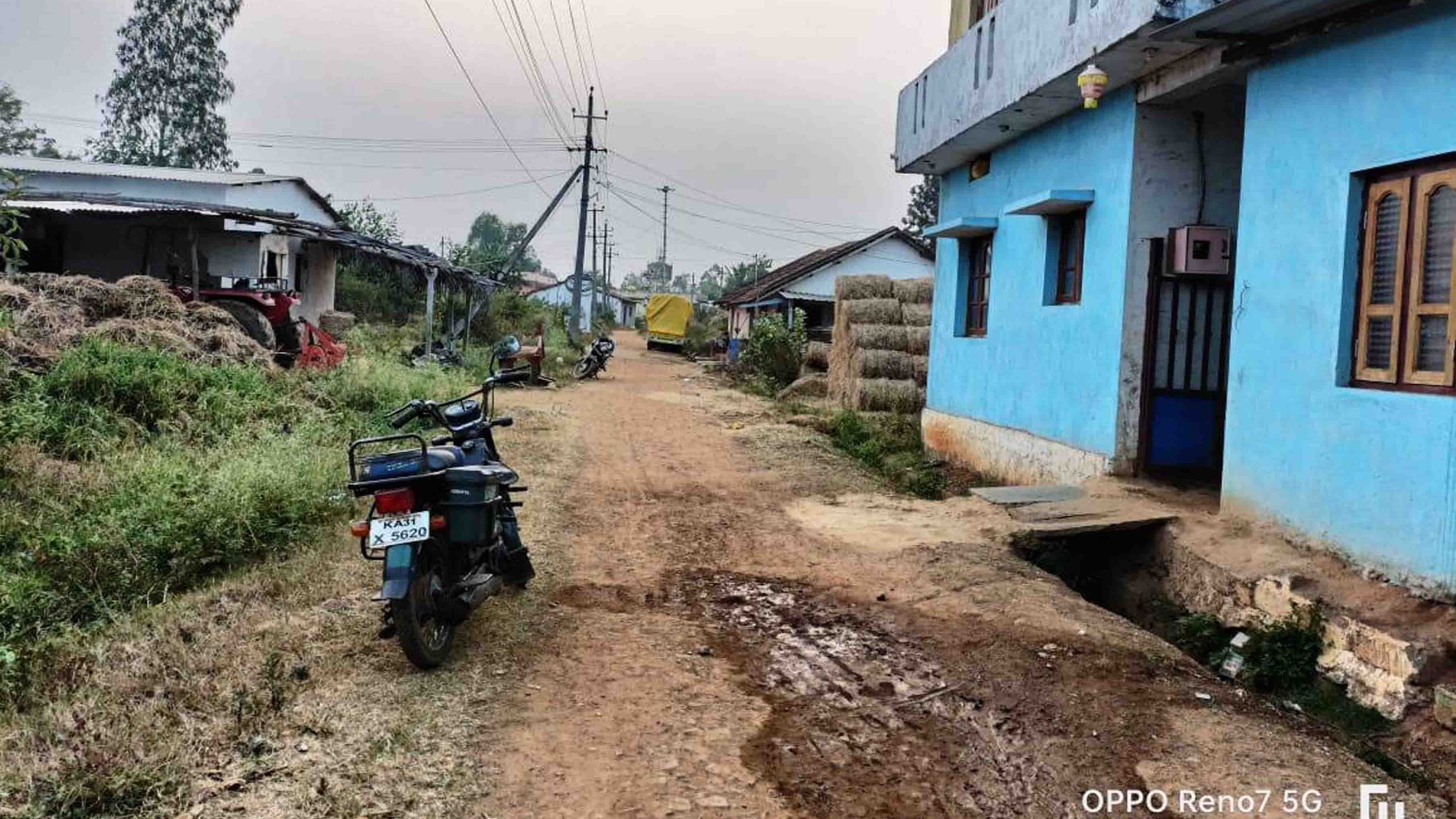 ಅಕ್ಕಿಆಲೂರಿನ ಚನ್ನವೀರೇಶ್ವರ ನಗರದಲ್ಲಿ ರಸ್ತೆಯ ದುಃಸ್ಥಿತಿ