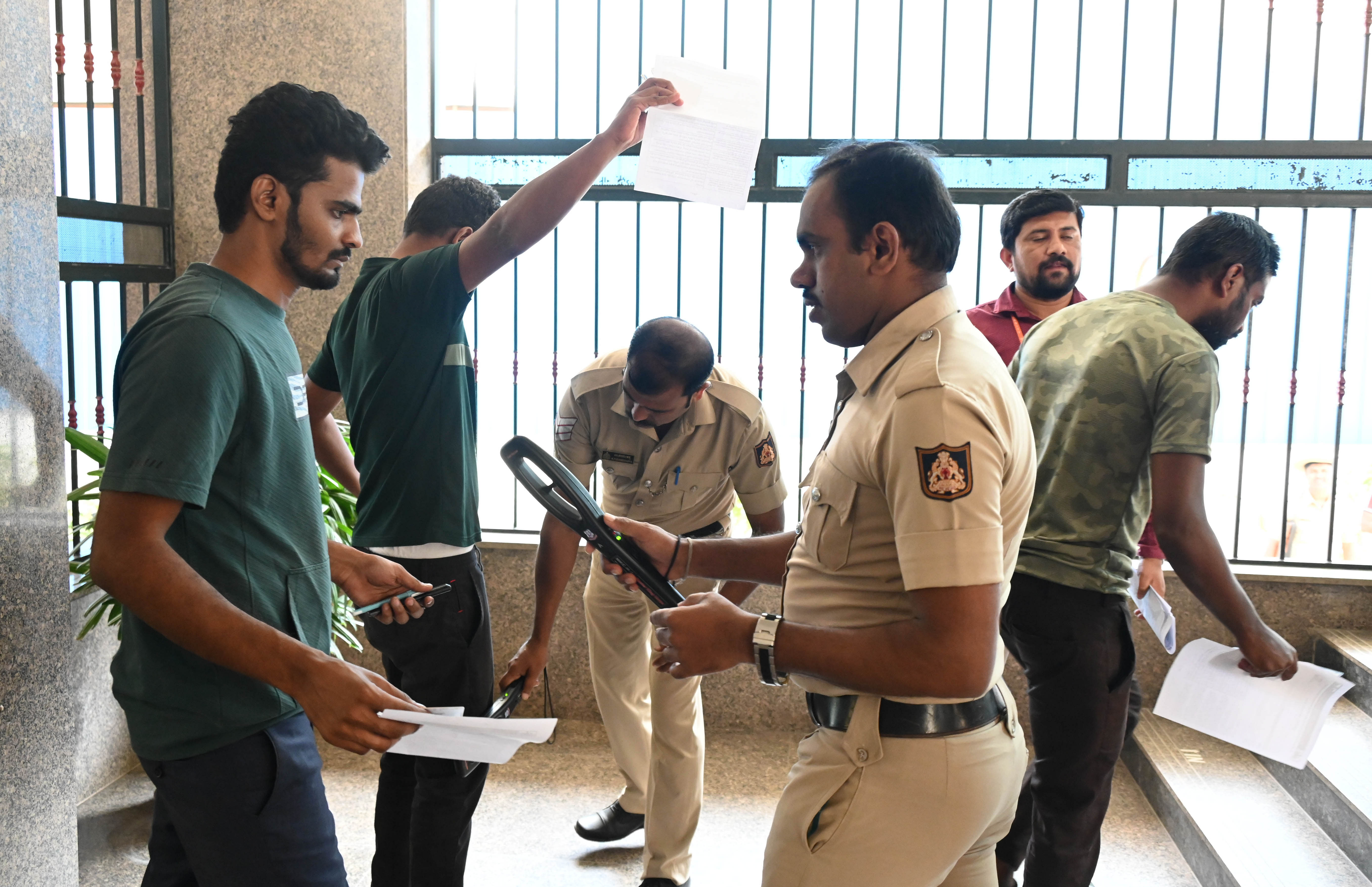 ಬೆಂಗಳೂರಿನಲ್ಲಿ ಮಂಗಳವಾರ ನಡೆದ ಪಿಎಸ್‌ಐ ನೇಮಕಾತಿ ಮರು ಪರೀಕ್ಷೆಗೆ ಹಾಜರಾದ ಅಭ್ಯರ್ಥಿಗಳನ್ನು ತಪಾಸಣೆ ನಡೆಸಿದ ಪೊಲೀಸರು.