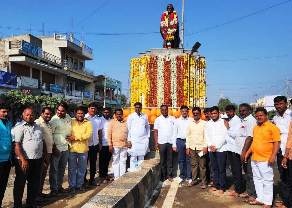 ವಿವೇಕಾನಂದ ಜಯಂತ್ಯುತ್ಸವದ ಅಂಗವಾಗಿ  ಇಂಡಿ ಪಟ್ಟಣದ ಸ್ವಾಮಿ ವಿವೇಕಾನಂದ ಸರ್ಕಲ್‌ನಲ್ಲಿ ಇರುವ ವಿವೇಕಾನಂದ ಮೂರ್ತಿಗೆ ಅಲಂಕಾರ ಮಾಡಲಾಗಿತ್ತು