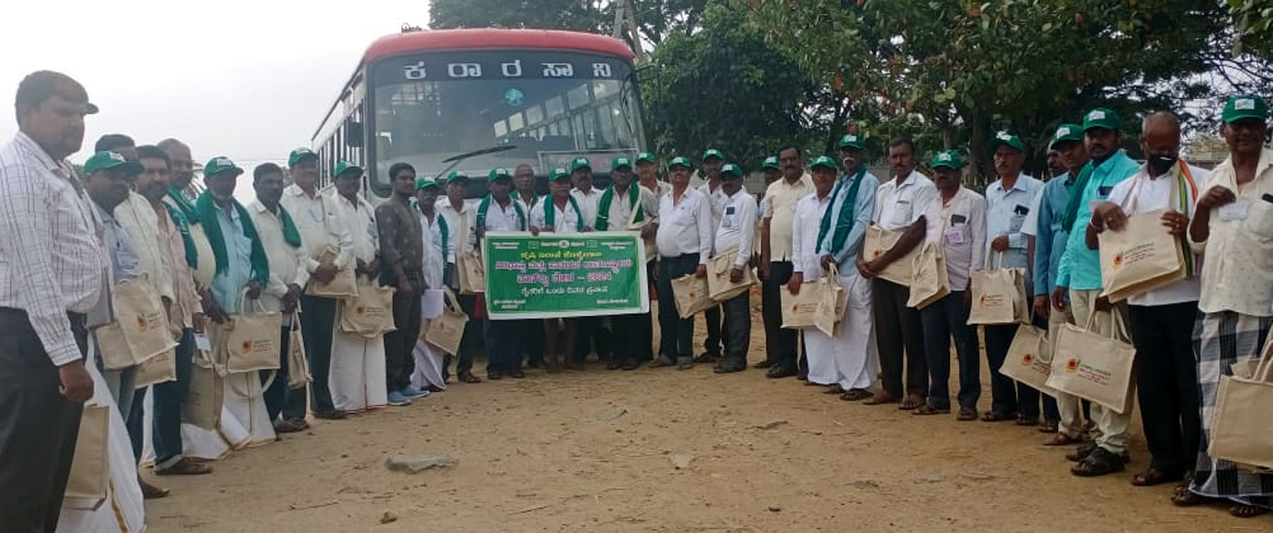 ಯಳಂದೂರು ತಾಲ್ಲೂಕಿನ ಸಿರಿಧಾನ್ಯ ಕೃಷಿಕರು ಬೆಂಗಳೂರಿನ ಅರಮನೆ ಮೈದಾನದ ತ್ರಿಪುರವಾಸಿನಿಯಲ್ಲಿ ಹಮ್ಮಿಕೊಂಡಿರುವ ಸಿರಿಧಾನ್ಯ ಮತ್ತು ಸಾವಯವ ಅಂತರಾಷ್ಟ್ರೀಯ ವಾಣಿಜ್ಯ ಮೇಳಕ್ಕೆ ಭಾನುವಾರ ತೆರಳಿದರು.