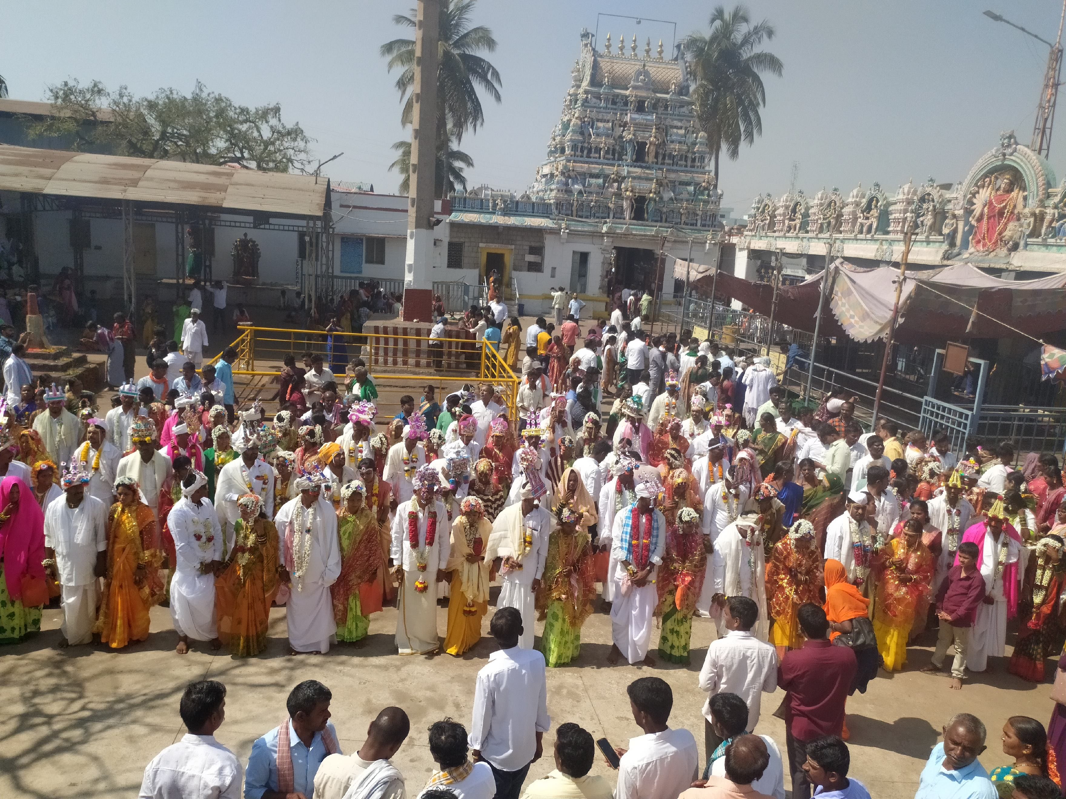 ಮುನಿರಾಬಾದ್ ಸಮೀಪ ಹುಲಿಗಿಯ ಹುಲಿಗೆಮ್ಮ ದೇವಿ ದೇವಸ್ಥಾನದಲ್ಲಿ ಬುಧವಾರ ನಡೆದ ಸಾಮೂಹಿಕ ವಿವಾಹದಲ್ಲಿ ವಧು ವರರು