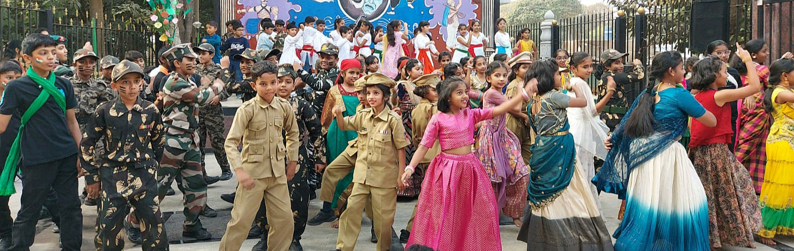 ಮಕ್ಕಳು ಸೈನಿಕರ ಯಶೋಗಾಥೆಗಳ ಕುರಿತು ನೃತ್ಯರೂಪಕ ಪ್ರಸ್ತುತಪಡಿಸಿದರು.