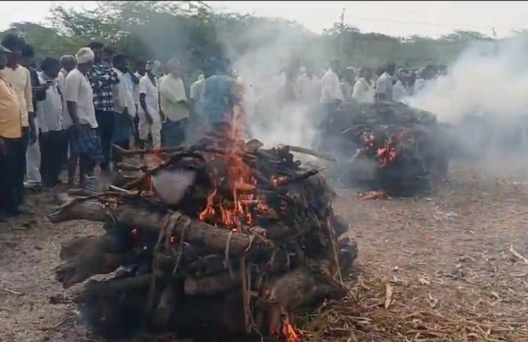 ವಿದ್ಯುತ್‌ ಅವಘಡದಲ್ಲಿ ಮೃತಪಟ್ಟ ಸೂರಣಗಿ ಗ್ರಾಮದ ಯುವಕರನ್ನು ಸಾಮೂಹಿವಾಗಿ ಅಂತ್ಯಸಂಸ್ಕಾರ ಮಾಡಲಾಯಿತು