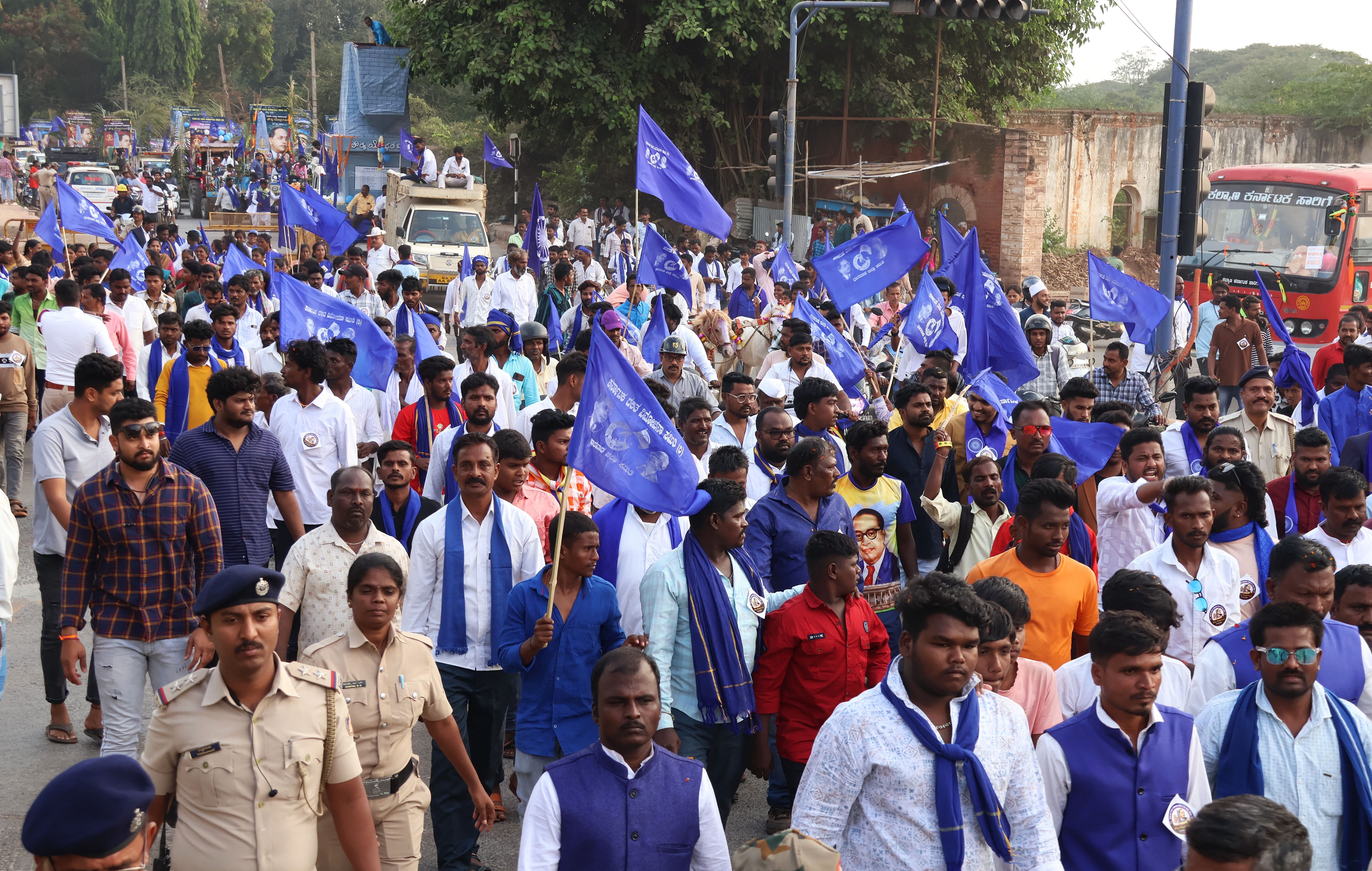 ಹುಬ್ಬಳ್ಳಿಯಲ್ಲಿ ಸೋಮವಾರ ಕರ್ನಾಟಕ ದಲಿತ ವಿಮೋಚನಾ ಸಮಿತಿಯು ಭೀಮಾ ಕೋರೆಗಾಂವ್ ಶೌರ್ಯ ಯೋಧರ ದಿನದ ಅಂಗವಾಗಿ ಮೆರವಣಿಗೆ ನಡೆಸಿತು 