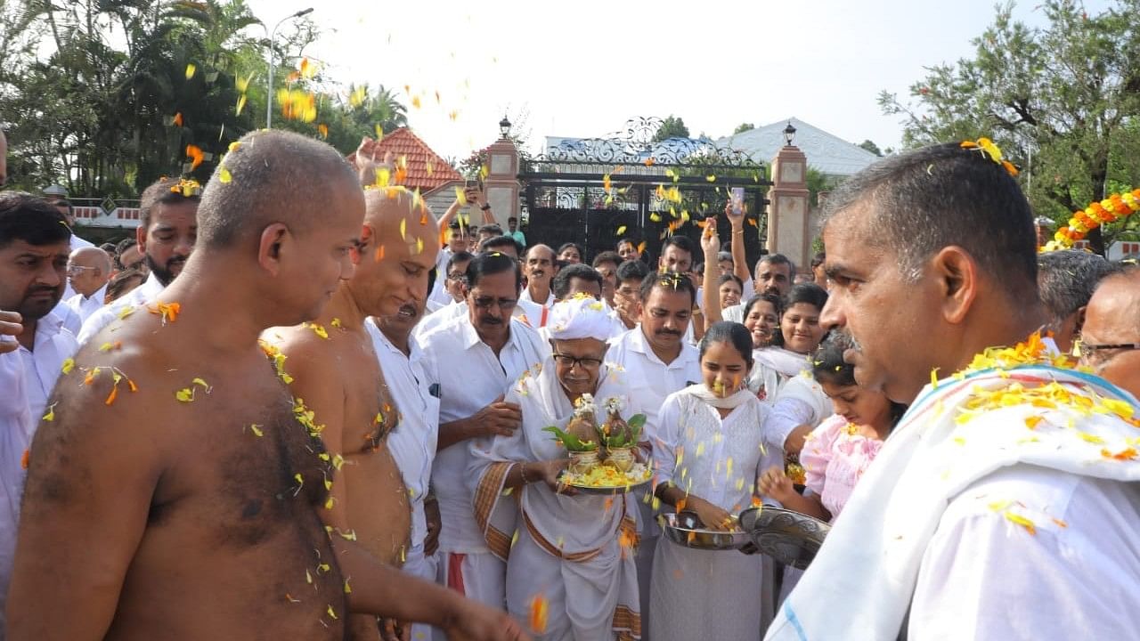 ಕಾರ್ಕಳ ಆನೆಕೆರೆ ಚತುರ್ಮುಖ ಕೆರೆಬಸದಿಯ ಪಂಚಕಲ್ಯಾಣ ಮಹೋತ್ಸವ ಹಾಗೂ ಶಿರ್ಲಾಲು ಸೂಡಿ ಬಸದಿಯ ಕಲ್ಯಾಣ ಮಹೋತ್ಸವದಲ್ಲಿ ಮಾರ್ಗದರ್ಶನ ನೀಡುವ ಮುನಿಗಳ ಪುರ ಪ್ರವೇಶ ಭಾನುವಾರ ನಡೆಯಿತು.