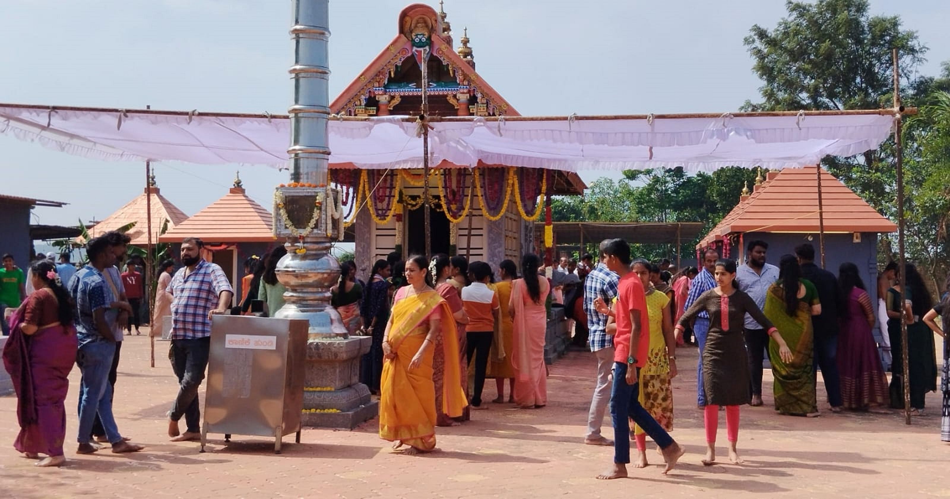 ಮಡಿಕೇರಿಯ ಮುತ್ತಪ್ಪಸ್ವಾಮಿ ದೇಗುಲದಲ್ಲಿ ಸೋಮವಾರ ಸಂಕ್ರಾಂತಿ ಪ್ರಯುಕ್ತ ವಿಶೇಷ ಪೂಜಾ ಕೈಂಕರ್ಯಗಳು ನಡೆದವು