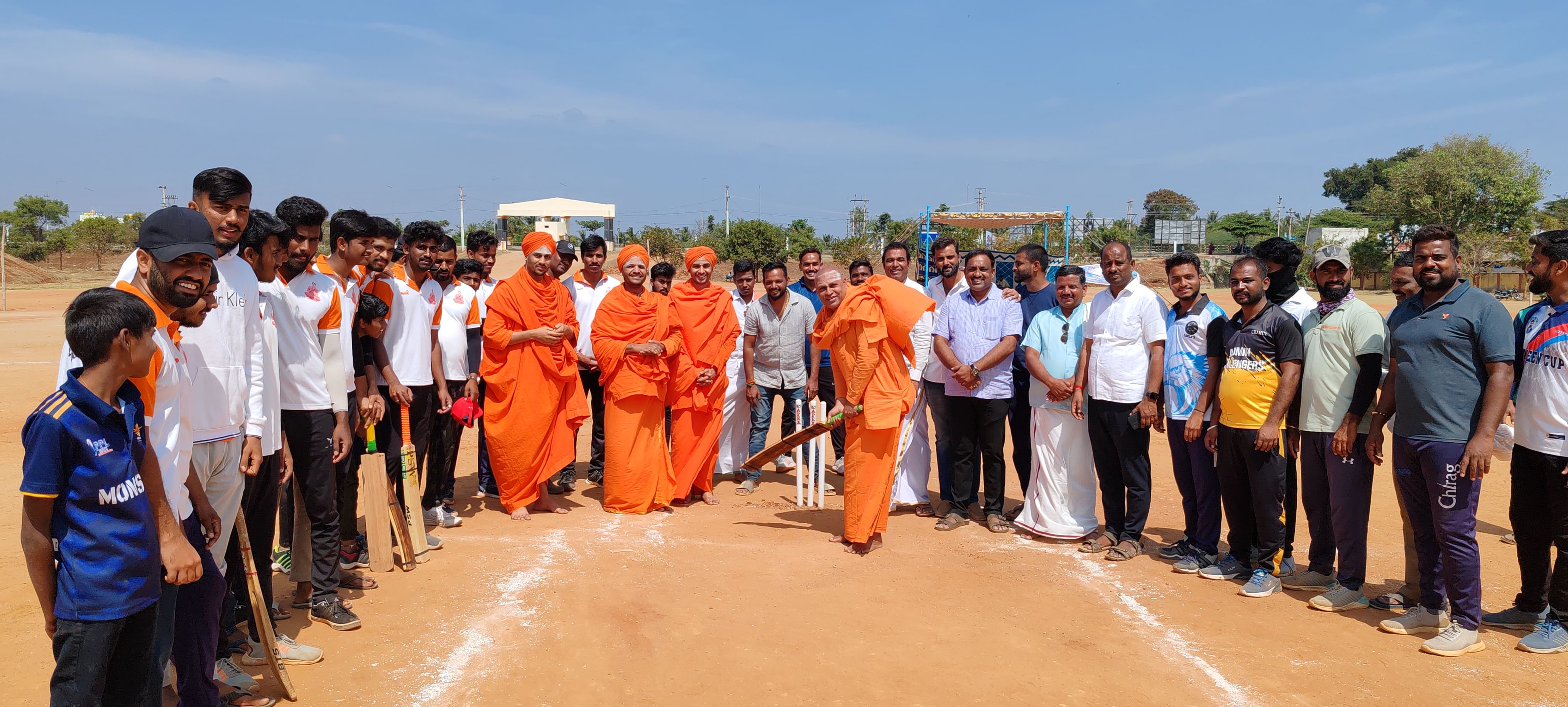 ಚಾಮರಾಜನಗರದ ಡಾ.ಬಿ.ಆರ್‌.ಅಂಬೇಡ್ಕರ್‌ ಜಿಲ್ಲಾ ಕ್ರೀಡಾಂಗಣದಲ್ಲಿ ಬಸವೇಶ್ವರ ಕಪ್‌ ಕ್ರಿಕೆಟ್‌ ಪಂದ್ಯಾವಳಿಯನ್ನು ಸರ್ಪಭೂಷಣ ಸ್ವಾಮೀಜಿ ಅವರು ಬ್ಯಾಟಿಂಗ್ ಮಾಡುವುದರ ಮೂಲಕ ಉದ್ಘಾಟಿಸಿದರು. ಮಠಾಧೀಶರು, ಮುಖಂಡರು ಪಾಲ್ಗೊಂಡಿದ್ದರು