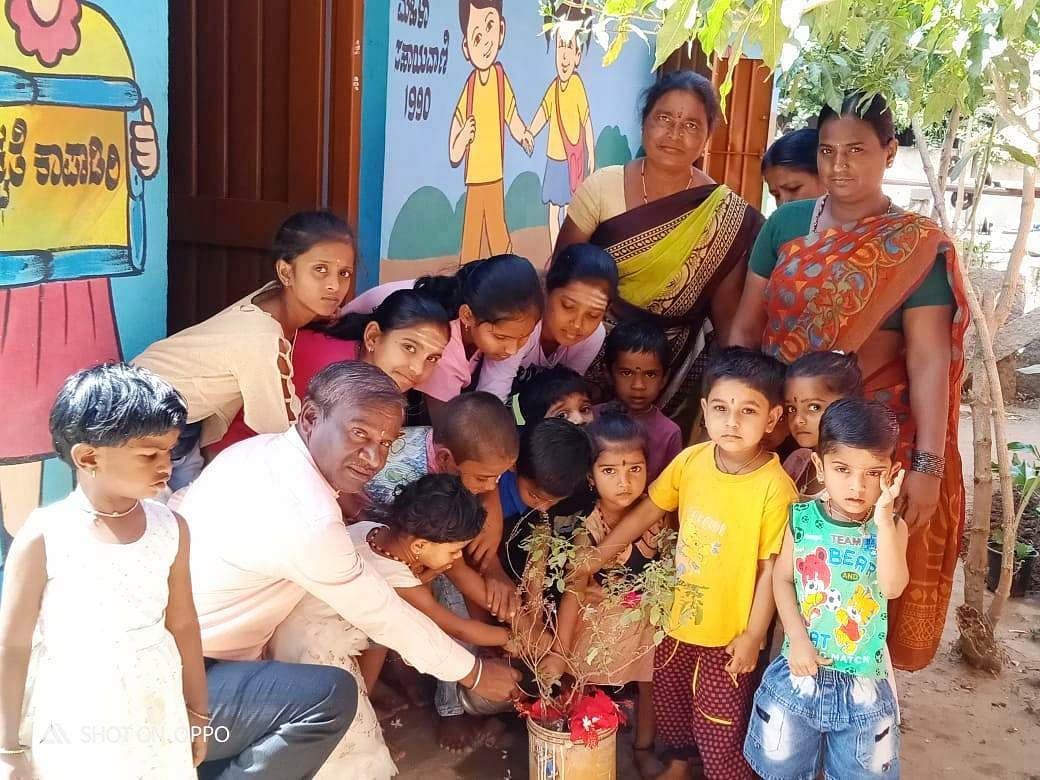 ಕೊಟ್ಟೂರಿನ ಅಂಗನವಾಡಿ ಕೇಂದ್ರದ ಆವರಣದಲ್ಲಿ ನಡೆದ ರಾಷ್ಟ್ರೀಯ ಹೆಣ್ಣು ಮಕ್ಕಳ ದಿನಾಚರಣೆ ಕಾರ್ಯಕ್ರಮವನ್ನು ಗ್ರಂಥಾಲಯಾಧಿಕಾರಿ ಮಲ್ಲಪ್ಪ ಗುಡ್ಲಾನೂರ್ ಉದ್ಘಾಟಿಸಿದರು