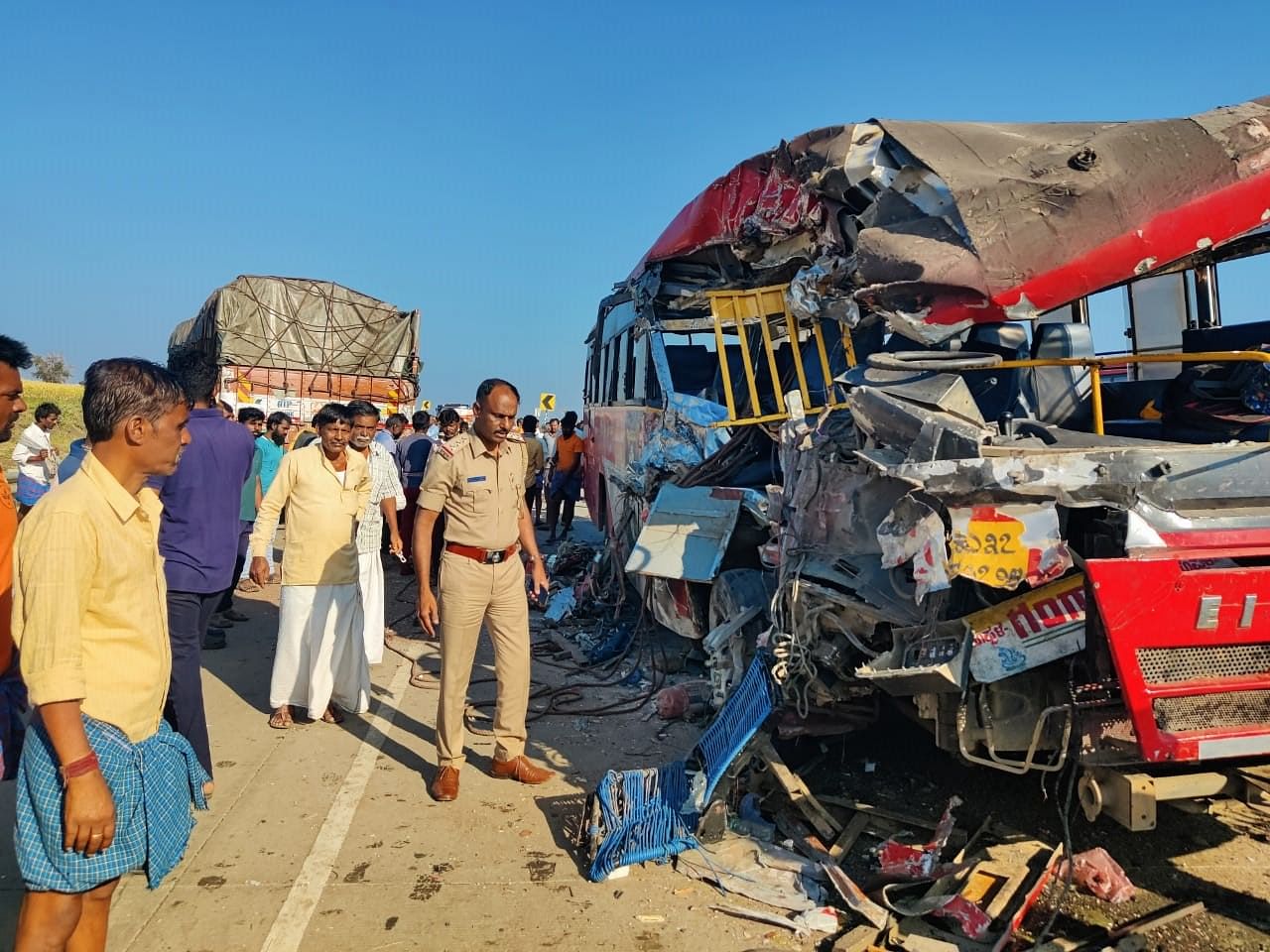 ಡಂಬಳ ಹೋಬಳಿ ಹಳ್ಳಿಕೇರಿ ಗ್ರಾಮದ ಬಳಿಯ ರಾಷ್ಟ್ರೀಯ ಹೆದ್ದಾರಿ ಬಳಿ ಬುಧವಾರ ಸಾರಿಗೆ ಬಸ್ ಮತ್ತು ಲಾರಿ ನಡುವೆ ಭೀಕರ ಅಪಘಾತ ಸಂಭವಿಸಿದ್ದು ಬಸ್ ನುಚ್ಚುನುರಾಗಿದ್ದು ಸ್ಥಳಕ್ಕೆ ಮುಂಡರಗಿ ಪೊಲೀಸ್‍ಠಾಣೆಯ ಸಿಪಿಐ ಮಂಜುನಾಥ ಕುಸಗಲ್ ಭೇಟಿ ನೀಡಿ ಪರಿಶೀಲನೆ ನಡೆಸಿದರು.