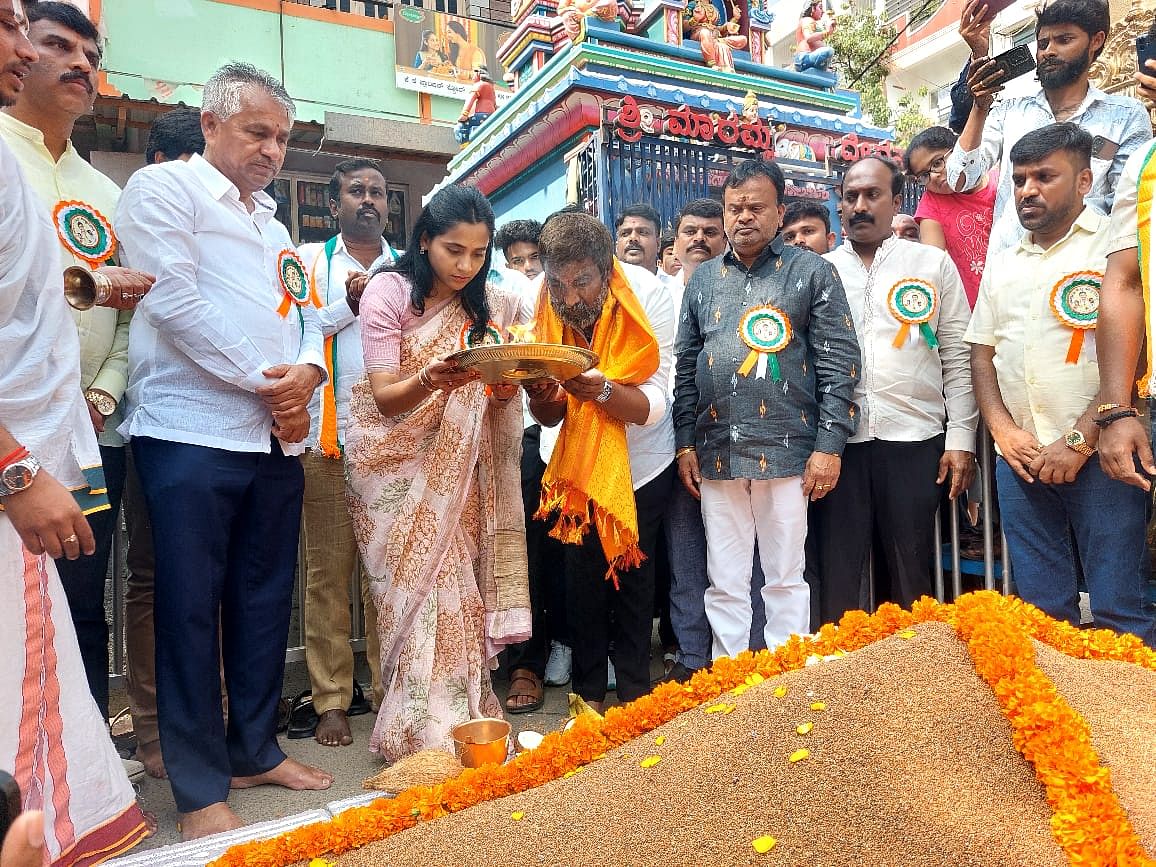 ಕೆಪಿಸಿಸಿ ವಕ್ತಾರೆ ಎಚ್. ಕುಸುಮಾ ಅವರು ರಾಶಿಗೆ ಪೂಜೆ ನೆರವೇರಿಸುವ ಮೂಲಕ ಸಂಕ್ರಾಂತಿ ಉತ್ಸವಕ್ಕೆ ಚಾಲನೆ ನೀಡಿದರು. ಕೊಟ್ಟಿಗೆಪಾಳ್ಯ ಎನ್ .ಶೇಖರ್, ಬೆಂಗಳೂರು ಪಶ್ಚಿಮ ಜಿಲ್ಲಾ ಕಾಂಗ್ರೆಸ್ ಅಧ್ಯಕ್ಷ ಹನುಮಂತ ರಾಯಪ್ಪ ಮತ್ತಿತರರು ಇದ್ದಾರೆ.