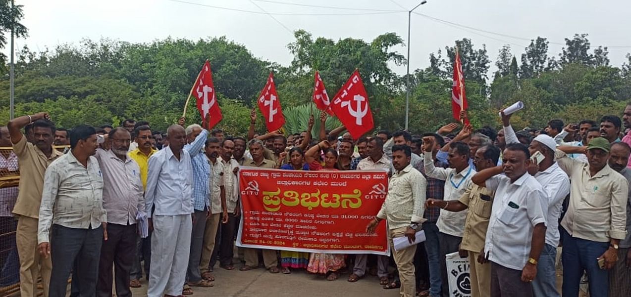 ವಿವಿಧ ಬೇಡಿಕೆ ಈಡೇರಿಕೆಗೆ ಆಗ್ರಹಿಸಿ, ಕರ್ನಾಟಕ ರಾಜ್ಯ ಗ್ರಾಮ ಪಂಚಾಯಿತಿ ನೌಕರರ ಸಂಘದ ಸದಸ್ಯರು ರಾಮನಗರದ ಜಿಲ್ಲಾಧಿಕಾರಿ ಕಚೇರಿ ಎದುರು ಪ್ರತಿಭಟನೆ ನಡೆಸಿದರು