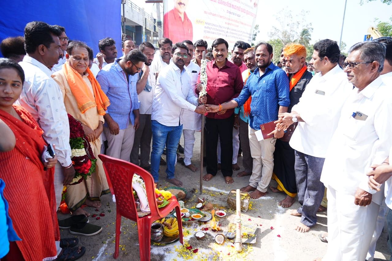 ಗಂಗಾವತಿ ಮಹಾರಾಣಾ ಪ್ರತಾಪ್ ಸಿಂಗ್ ವೃತ್ತದ ಸಮೀಪ ಶುಕ್ರವಾರ ರಸ್ತೆ ನಿರ್ಮಾಣ ಕಾಮಗಾರಿಗೆ ಶಾಸಕ ಜಿ.ಜನಾರ್ದನ ರೆಡ್ಡಿ ಭೂಮಿಪೂಜೆ ನೆರವೇರಿಸಿದರು