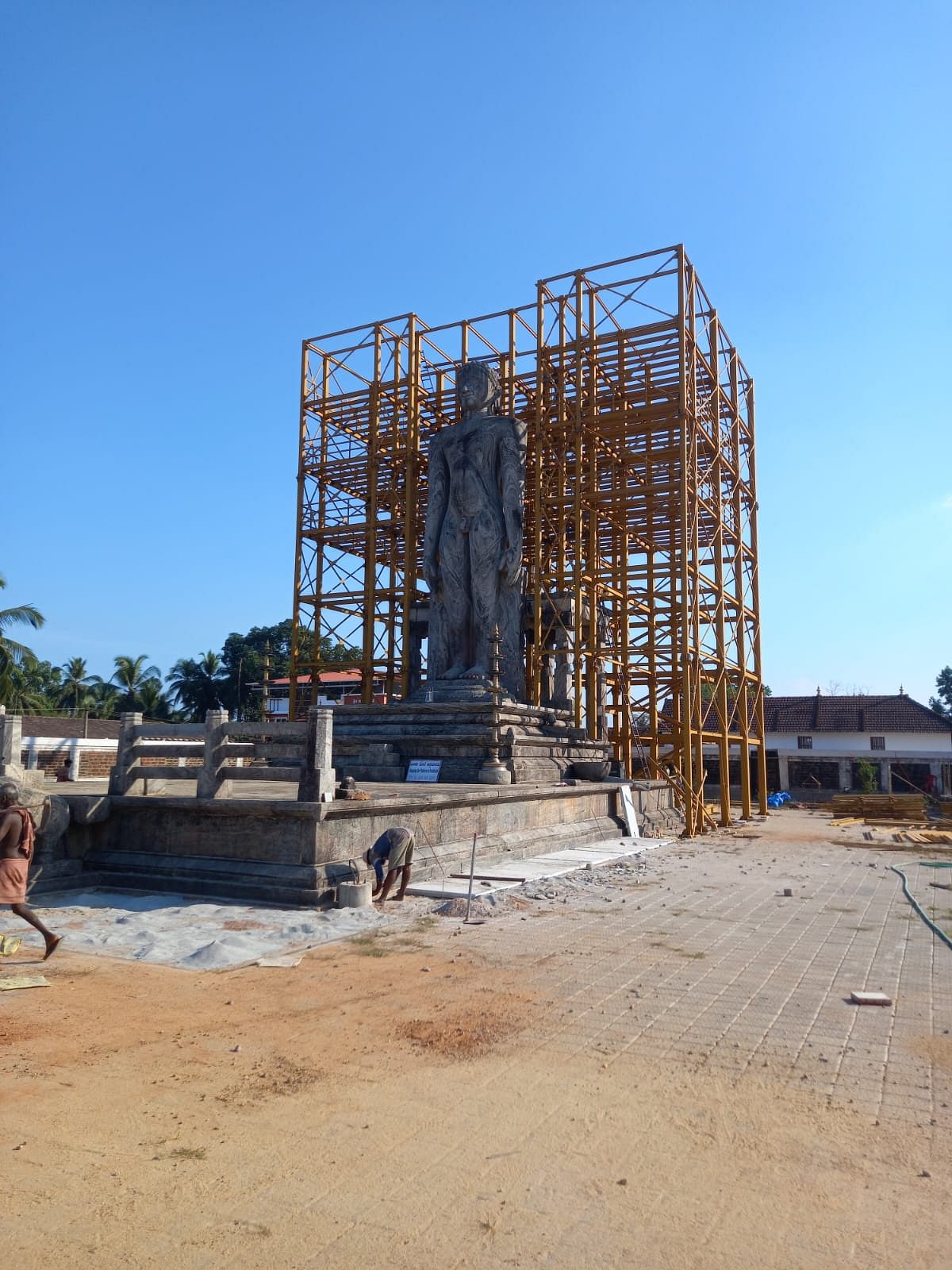 ಬಾಹುಬಲಿ ಮೂರ್ತಿಗೆ ಅಟ್ಟಳಿಗೆ ನಿರ್ಮಿಸಿರುವುದು