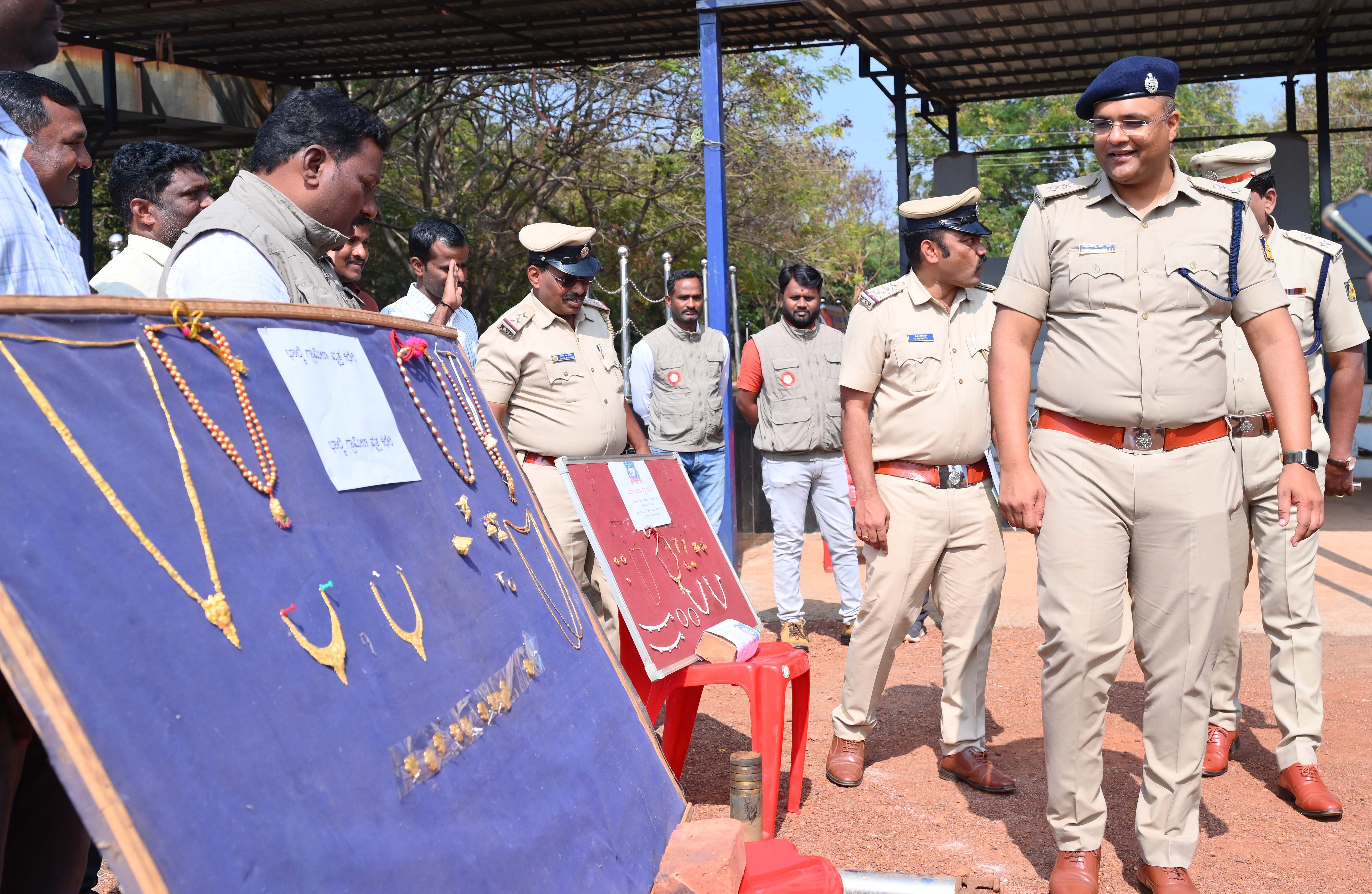 ವಿವಿಧ ಪ್ರಕರಣಗಳಲ್ಲಿ ಜಪ್ತಿ ಮಾಡಿಕೊಂಡಿರುವ ಚಿನ್ನಾಭರಣಗಳನ್ನು ಜಿಲ್ಲಾ ಪೊಲೀಸ್‌ ವರಿಷ್ಠಾಧಿಕಾರಿ ಚನ್ನಬಸವಣ್ಣ ಎಸ್‌.ಎಲ್‌. ಅವರು ಬೀದರ್‌ನಲ್ಲಿ ಮಂಗಳವಾರ ಪರಿಶೀಲಿಸಿದರು