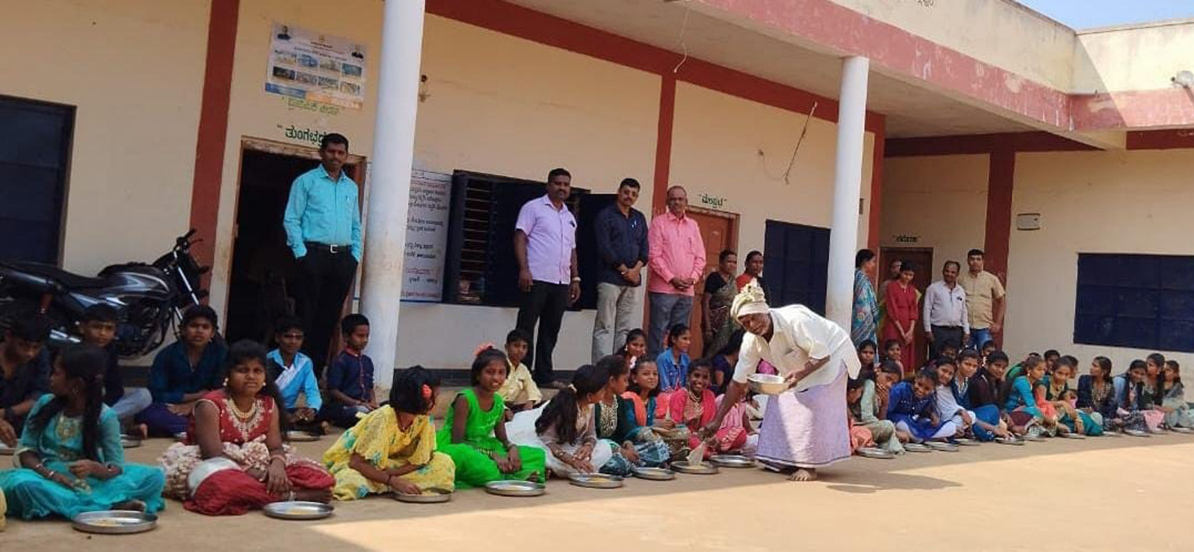 ಹೂವಿನಹಡಗಲಿ ತಾಲ್ಲೂಕು 63-ತಿಮಲಾಪುರ ಗ್ರಾಮದ ಸರ್ಕಾರಿ ಶಾಲೆ ಮಕ್ಕಳಿಗೆ ಸಿಹಿ ಉಣಬಡಿಸುತ್ತಿರುವ ಗಂಗಪ್ಪಜ್ಜ