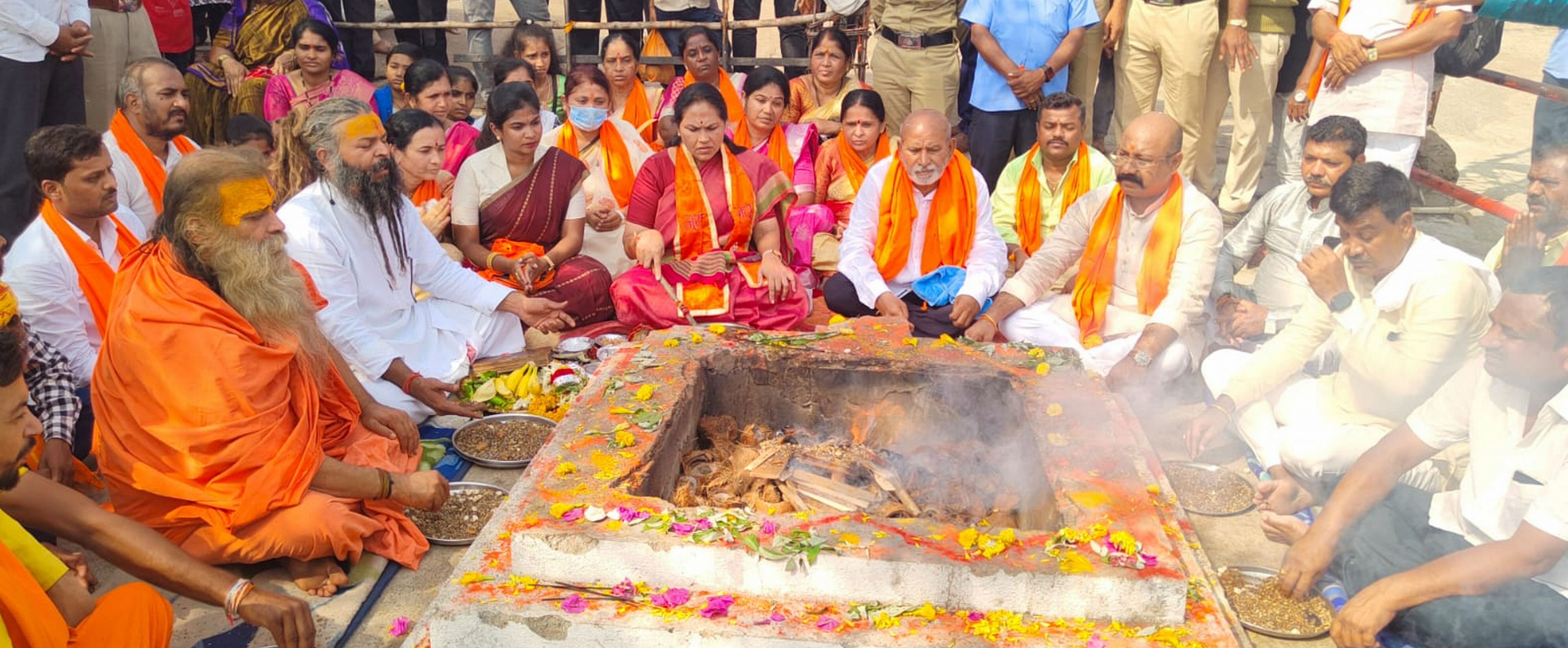 ಗಂಗಾವತಿ ತಾಲ್ಲೂಕಿನ ಅಂಜನಾದ್ರಿ ಬೆಟ್ಟದಲ್ಲಿ ಕೇಂದ್ರ ಸಚಿವೆ ಶೋಭಾ ಕರಂದ್ಲಾಜೆ ಹೋಮ ನಡೆಸಿದರು