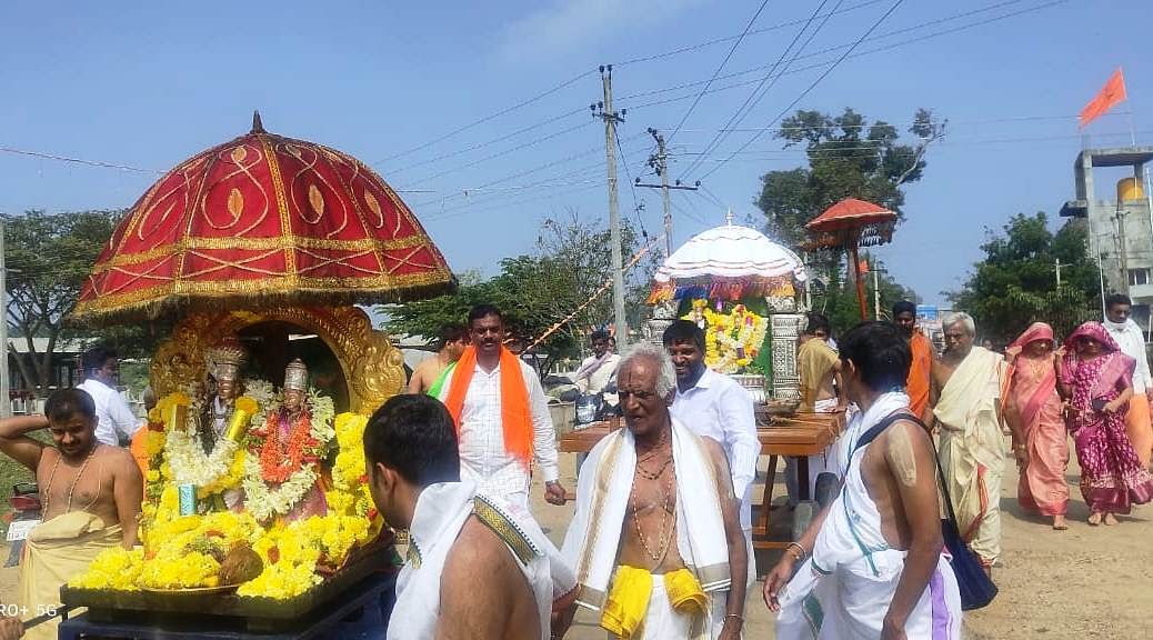 ರಾಮನಾಥಪುರದಲ್ಲಿ ಮಕರ ಸಂಕ್ರಾಂತಿ ಹಬ್ಬದ ಅಂಗವಾಗಿ ರಾಮೇಶ್ವರಸ್ವಾಮಿ, ಅಗಸ್ತ್ಯೇಶ್ವರಸ್ವಾಮಿ, ಪ್ರಸನ್ನ ಸುಬ್ರಹ್ಮಣ್ಯಸ್ವಾಮಿ ಉತ್ಸವ ಮೂರ್ತಿಗಳನ್ನು ಮೆರವಣಿಗೆ ನಡೆಸಿದರು