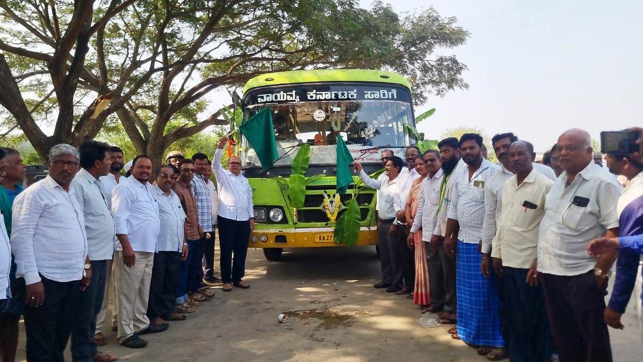 ರಟ್ಟೀಹಳ್ಳಿ ಬಸ್ ನಿಲ್ದಾಣದಲ್ಲಿ  ಶಾಸಕ ಯು.ಬಿ.ಬಣಕಾರ ಬೆಂಗಳೂರಿಗೆ ನೂತನ ಬಸ್ ಸಂಚಾರಕ್ಕೆ ಮಂಗಳವಾರ ಹಸಿರು ನಿಶಾನೆ ತೋರಿಸಿದರು