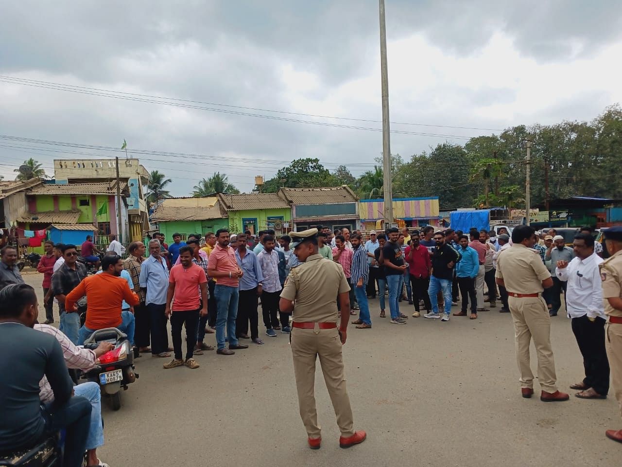 ದಾಂಡೇಲಿ ಪಟೇಲ್ ವೃತ್ತದಲ್ಲಿ ಹಳೇ ದಾಂಡೇಲಿ ನಿವಾಸಿಗಳು ಹದಗೆಟ್ಟ ರಸ್ತೆಯನ್ನು ಸರಿಪಡಿಸುವಂತೆ ಒತ್ತಾಯಿಸಿ ರಸ್ತೆ ತಡೆದು ಪ್ರತಿಭಟನೆ ನಡೆಸಿದರು