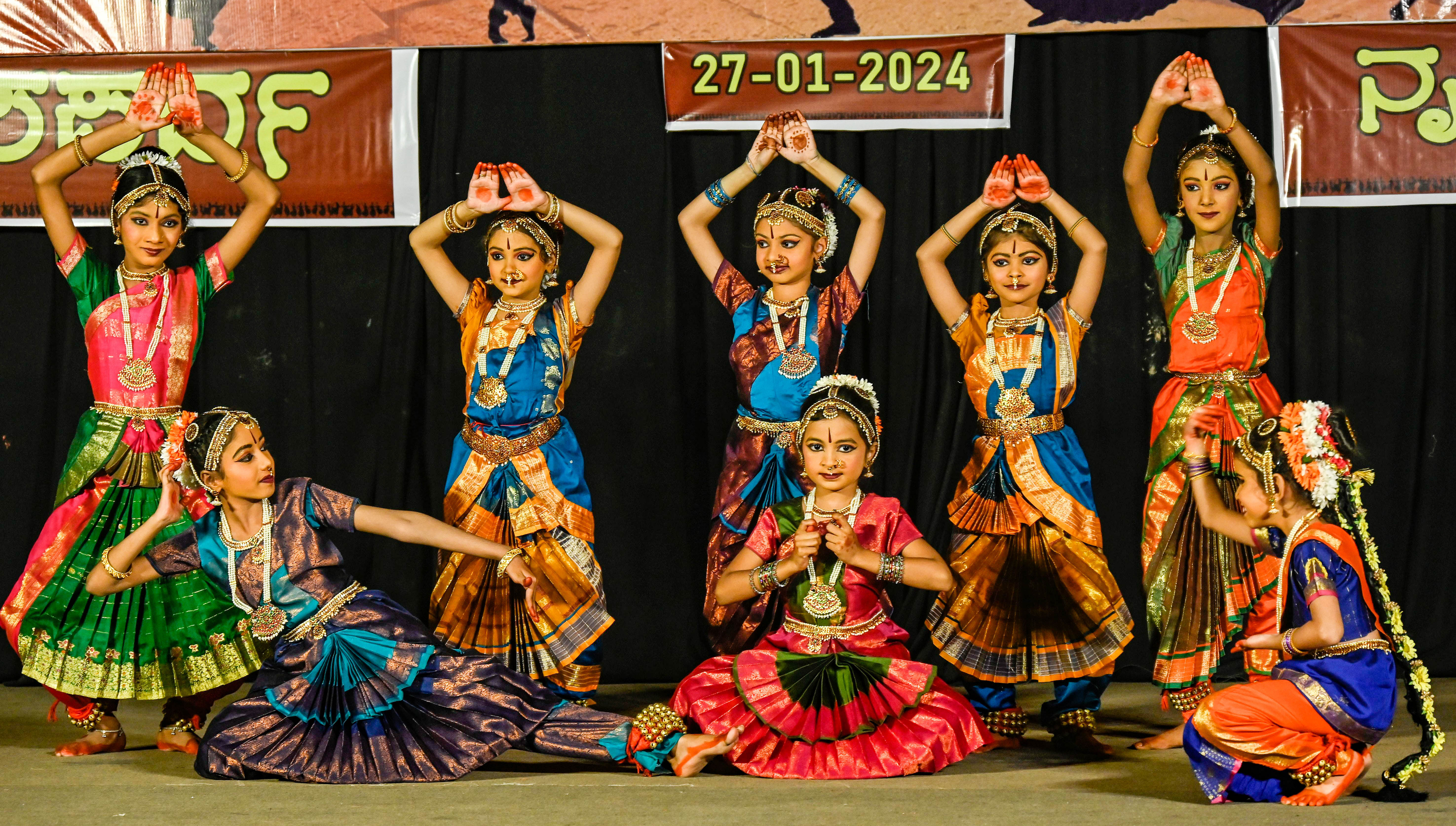 ಕಲಬುರಗಿಯ ಡಾ.ಎಸ್‌.ಎಂ. ಪಂಡಿತ್‌ ರಂಗಮಂದಿರದಲ್ಲಿ ಶನಿವಾರ ಪಿಲಾರು ಕೃಷ್ಣ ಭಟ್‌ ಸಾಂಸ್ಕೃತಿಕ ಟ್ರಸ್ಟ್‌ ಆಯೋಜಿಸಿದ್ದ ‘ನಾಟ್ಯೋತ್ಸವ’ದಲ್ಲಿ ಭರತನಾಟ್ಯ ಪ್ರದರ್ಶಿಸಿದ ಮಕ್ಕಳು –ಪ್ರಜಾವಾಣಿ ಚಿತ್ರ