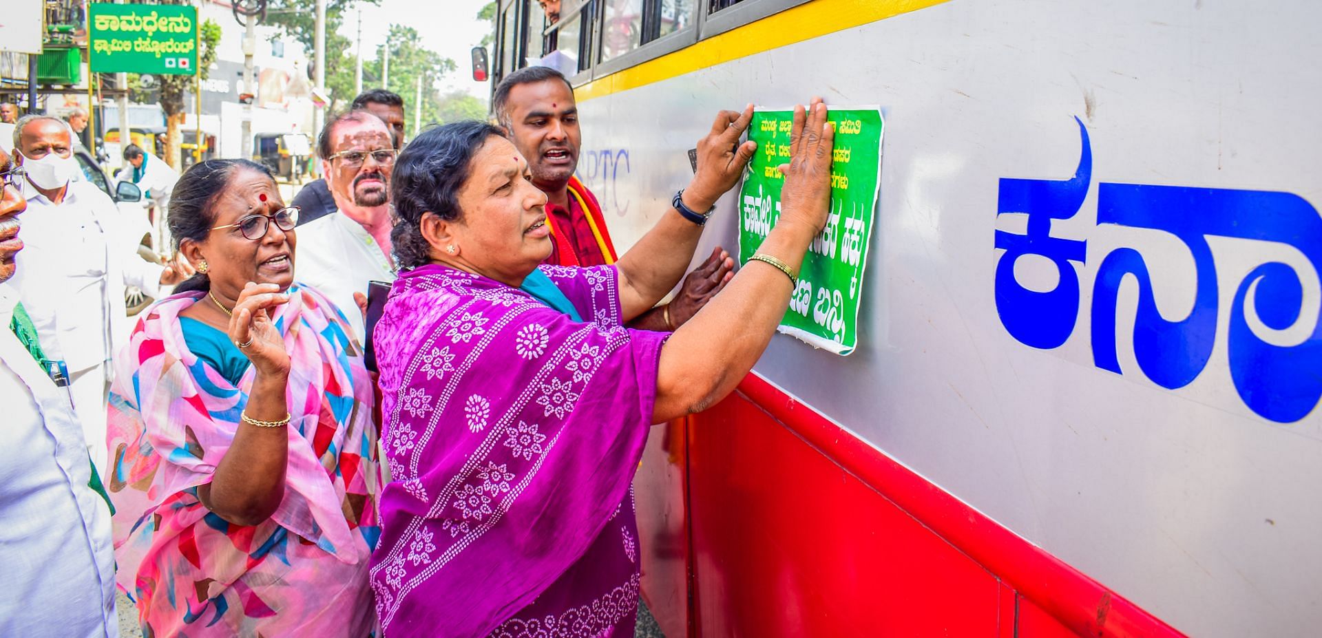 ತಮಿಳುನಾಡಿಗೆ ಕಾವೇರಿ ನೀರು ಹರಿಸದಂತೆ ಒತ್ತಾಯಿಸಿ ಜಿಲ್ಲಾ ರೈತ ಹಿತರಕ್ಷಣಾ ಸಮಿತಿ ಸದಸ್ಯರು ಸಾರಿಗೆ ಸಂಸ್ಥೆ ಬಸ್‌ಗೆ ಕರಪತ್ರ ಅಂಟಿಸಿದರು