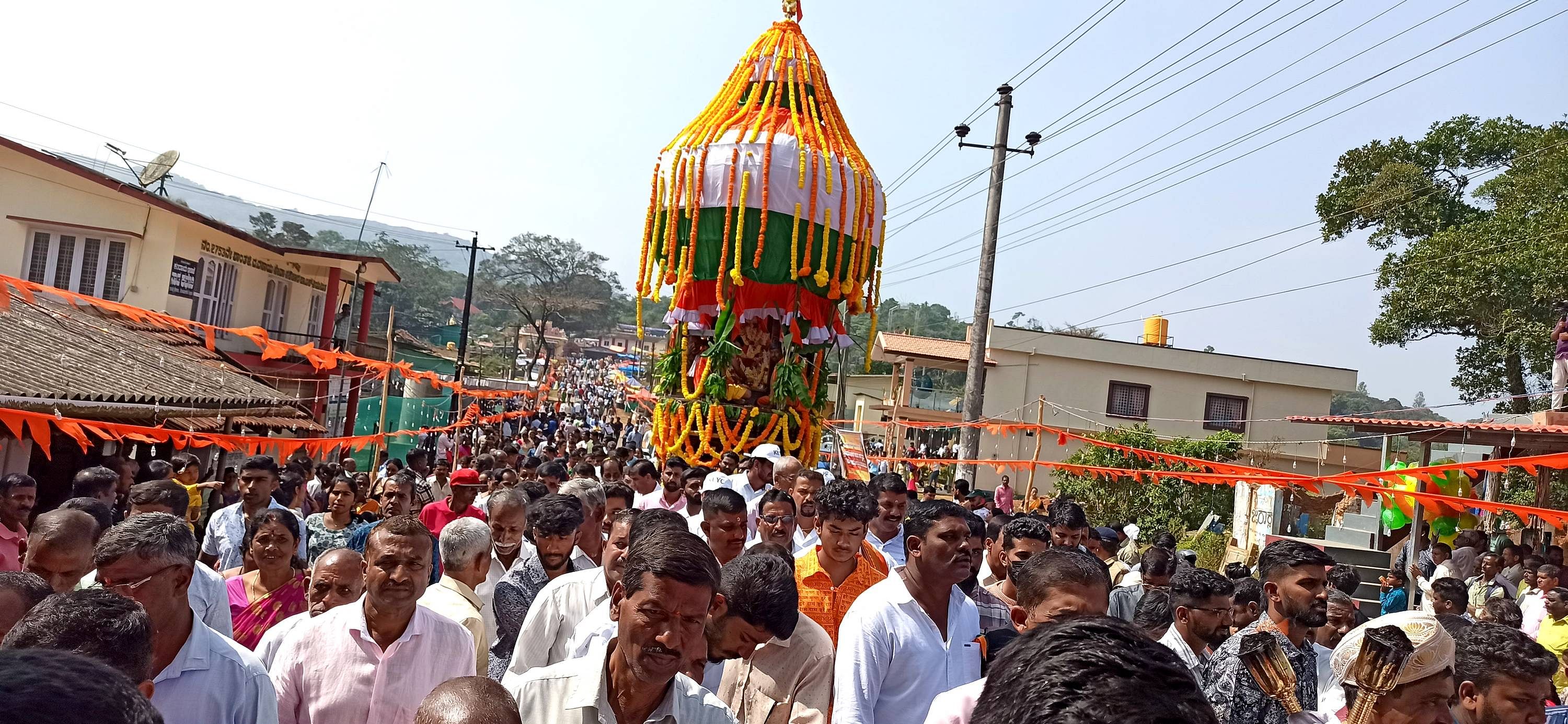 ಸೋಮವಾರಪೇಟೆ ತಾಲ್ಲೂಕಿನ ಶಾಂತಳ್ಳಿ ಶ್ರೀ ಕುಮಾರಲಿಂಗೇಶ್ವರ ಜಾತ್ರಾ ಮಹೋತ್ಸವದಲ್ಲಿ ರಥಬೀದಿಯಲ್ಲಿ ರಥವನ್ನು ಎಳೆಯಲಾಯಿತು.