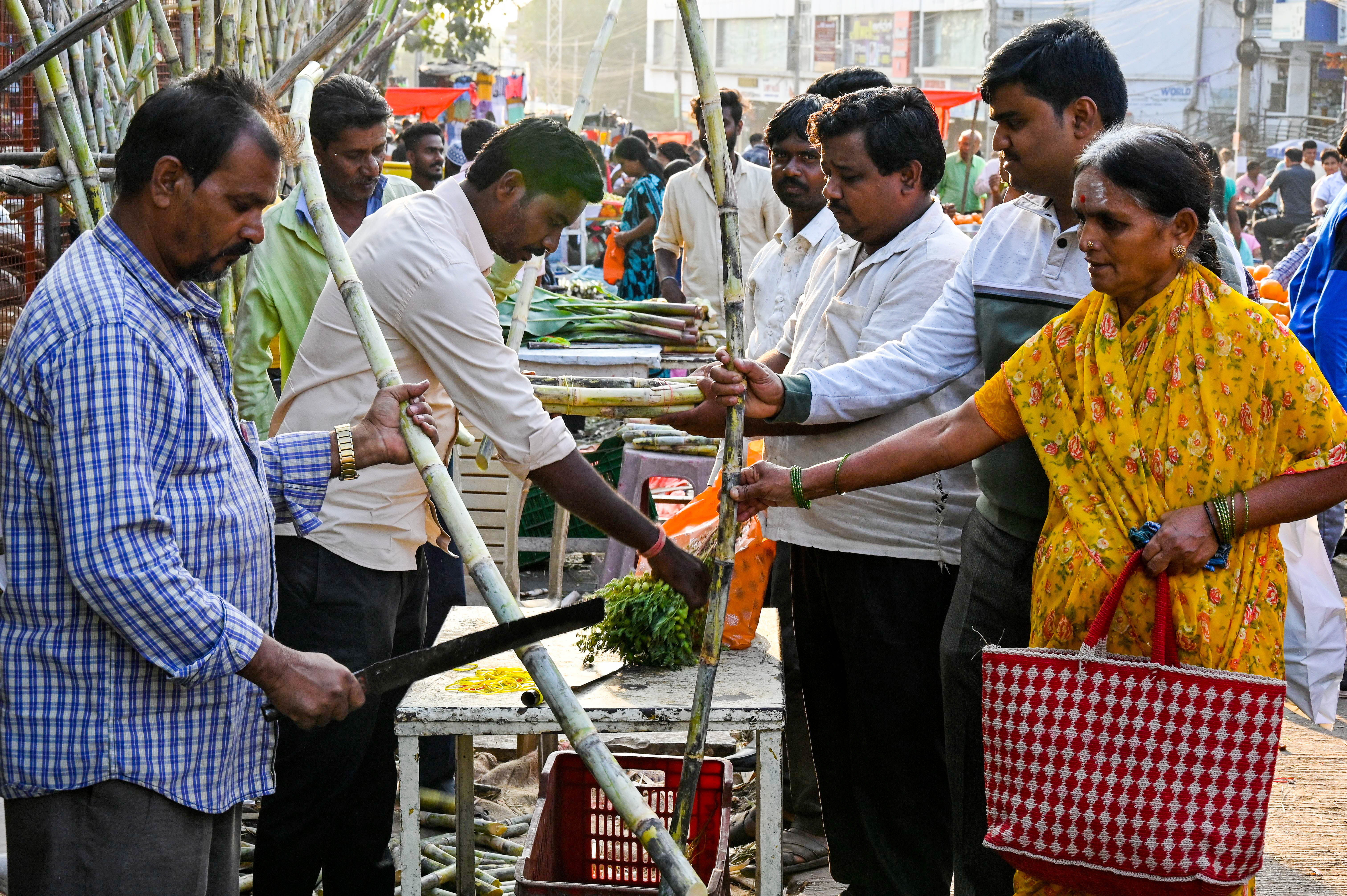 ಕಲಬುರಗಿಯ ಸೂಪರ್‌ ಮಾರುಕಟ್ಟೆಯಲ್ಲಿ ಭಾನುವಾರ ಜನರು ಕಬ್ಬನ್ನು ಖರೀದಿಸಿದರು –ಪ್ರಜಾವಾಣಿ ಚಿತ್ರ