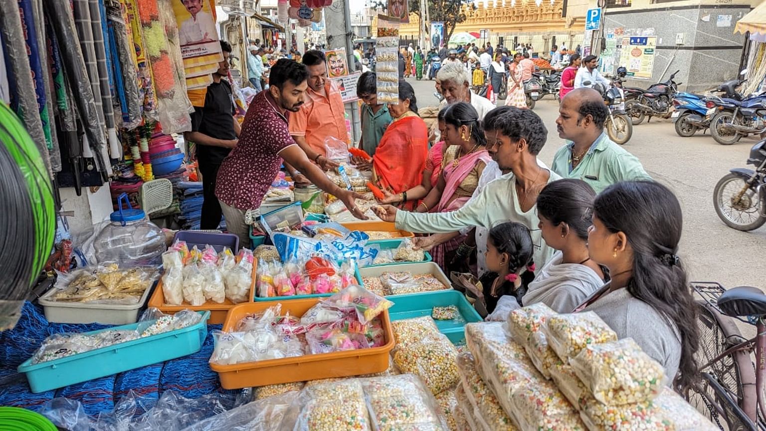 ಸಂಕ್ರಾಂತಿ ಆಚರಣೆಗಾಗಿ ಚಾಮರಾಜನಗರದಲ್ಲಿ ಎಳ್ಳುಬೆಲ್ಲ ಖರೀದಿಯಲ್ಲಿ ತೊಡಗಿದ್ದ ಜನರು