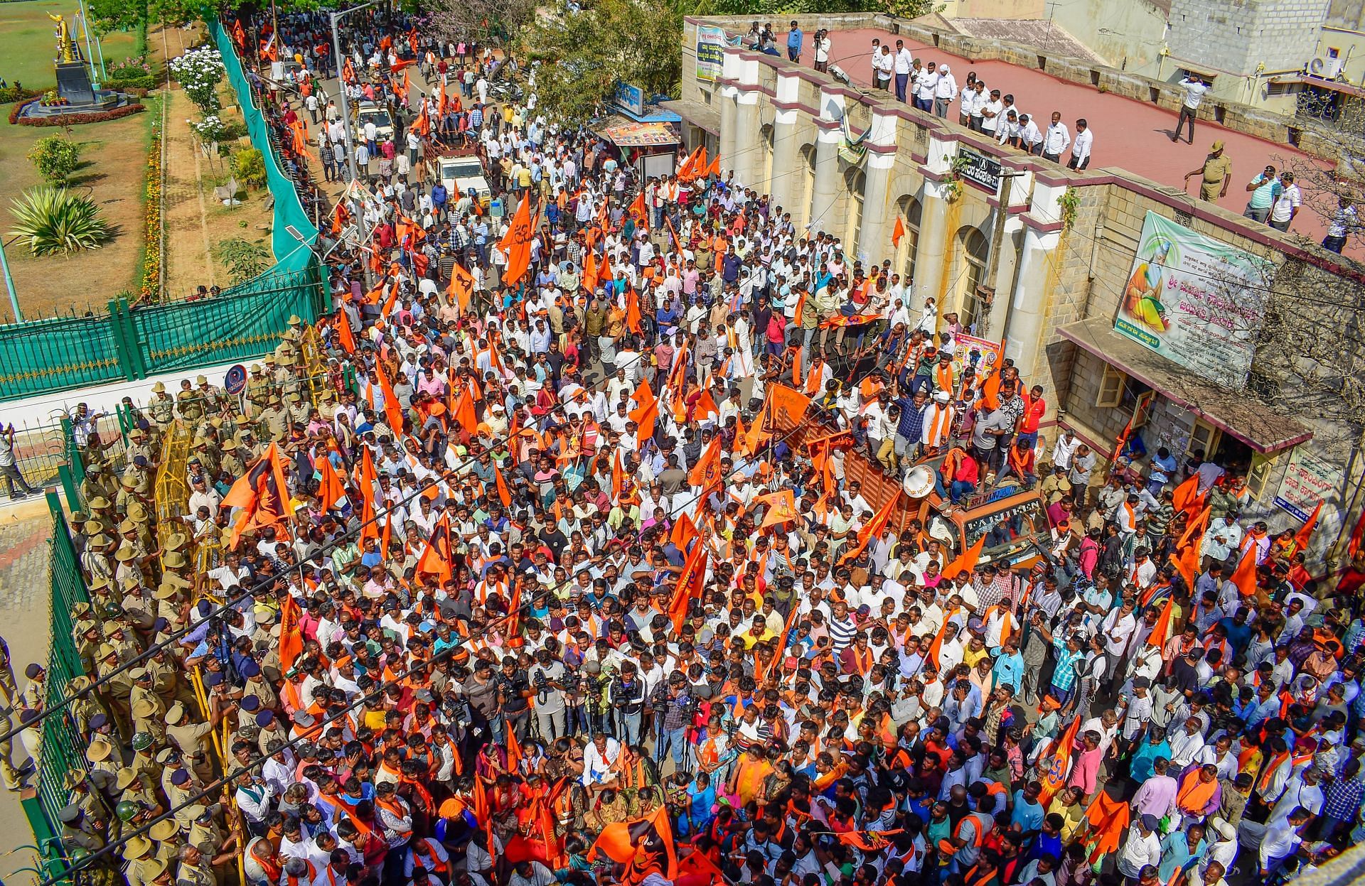 ಕೆರಗೋಡು ಗ್ರಾಮದಿಂದ ಪಾದಯಾತ್ರೆಯಲ್ಲಿ ಬಂದ ಪ್ರತಿಭಟನಾಕಾರರು ಜಿಲ್ಲಾಧಿಕಾರಿ ಕಚೇರಿ ಮುಂದೆ ಜಮಾವಣೆಗೊಂಡರು
