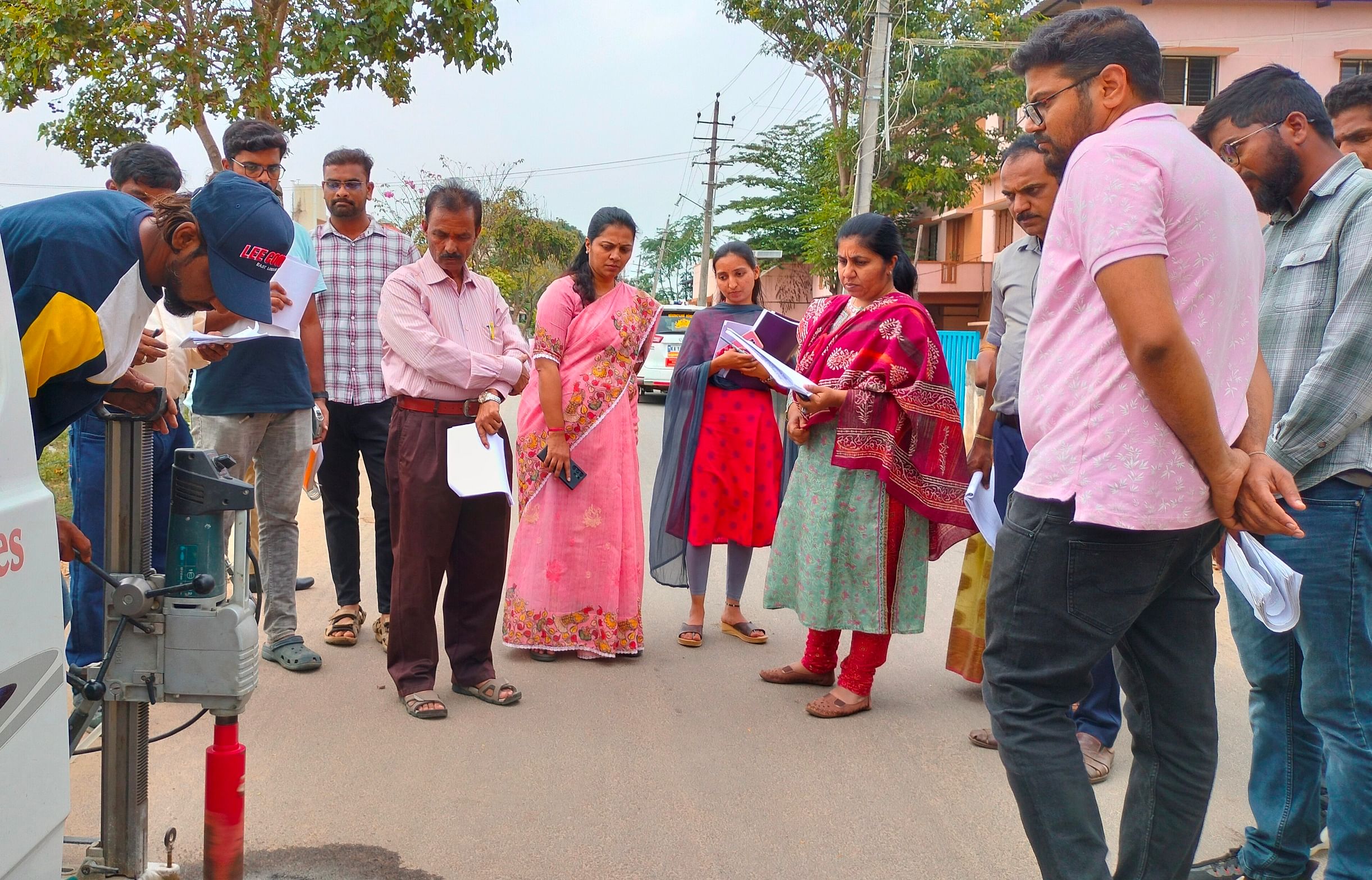  ಬೀರೂರು ಪಟ್ಟಣದ ರಾಜಾಜಿನಗರ ಬಡಾವಣೆಯಲ್ಲಿ ಶುಕ್ರವಾರ ಜಿಲ್ಲಾಧಿಕಾರಿ ಮೀನಾ ನಾಗರಾಜ್ ನಗರೋತ್ಥಾನ ಯೋಜನೆಯ ಕಾಮಗಾರಿ ಪರಿಶೀಲನೆ ನಡೆಸಿದರು. ನಗರಾಭಿವೃದ್ಧಿ ಕೋಶದ ಯೋಜನಾ ನಿರ್ದೇಶಕಿ ನಾಗರತ್ನ, ಕಾರ್ಯಪಾಲಕ ಎಂಜಿನಿಯರ್ ಸೋಮಶೇಖರ್ ಮತ್ತಿಕಟ್ಟಿ, ಎಇಇ ಪ್ರಸನ್ನಕುಮಾರ್ ಇದ್ದರು. 