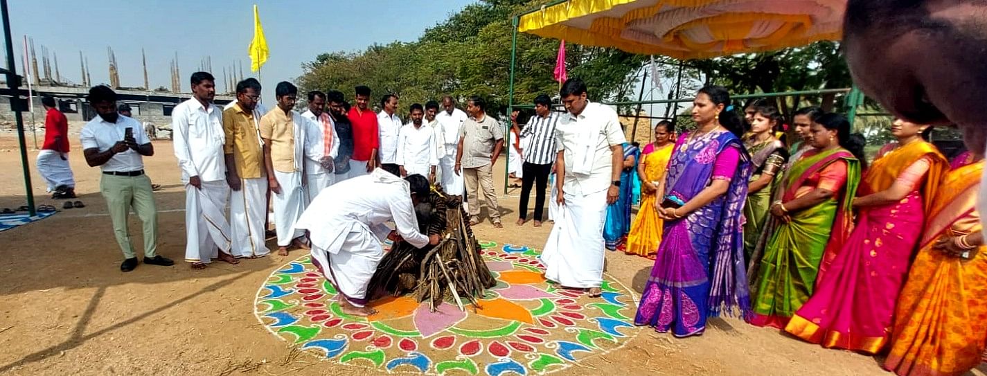 ಕಾರಟಗಿಯ ಗ್ಲೋಬಲ್‌ ಪಬ್ಲಿಕ್‌ ಸ್ಕೂಲ್‌ನಲ್ಲಿ ಗ್ರಾಮೀಣ ಸೊಗಡಿನಲ್ಲಿಯ ಭೋಗಿಮಂಟಲು ಸಿದ್ಧಪಡಿಸಲಾಗಿತ್ತು