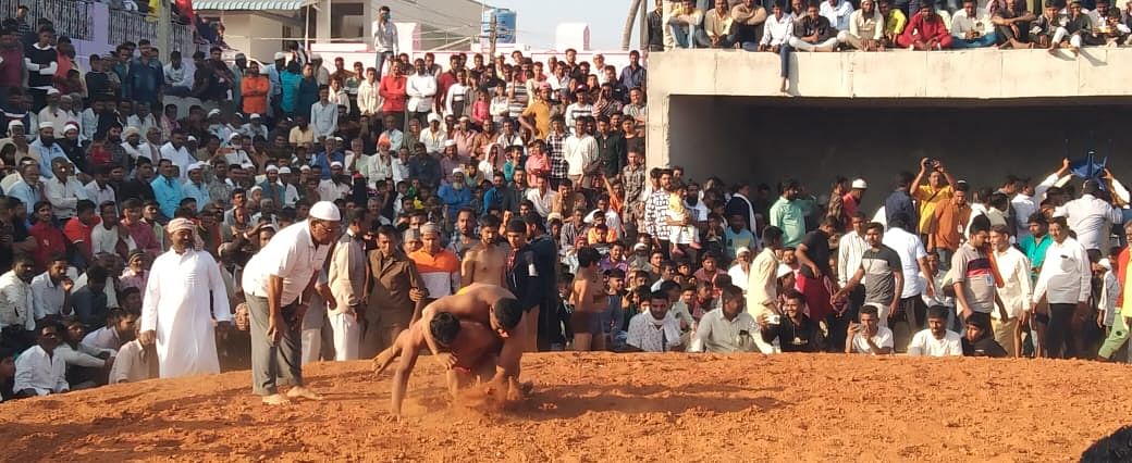 ಮುಳಬಾಗಿಲಿನ ಹೈದರ್ ಅವಾಲಿಯಾ ದರ್ಗಾ ಆವರಣದಲ್ಲಿ ಉರುಸ್ ಪ್ರಯುಕ್ತ ನಡೆದ ಕುಸ್ತಿ ಪಂದ್ಯಾವಳಿಯಲ್ಲಿ ಕುಸ್ತಿ ಪಟುಗಳು ಸೆಣಸಾಡಿದರು