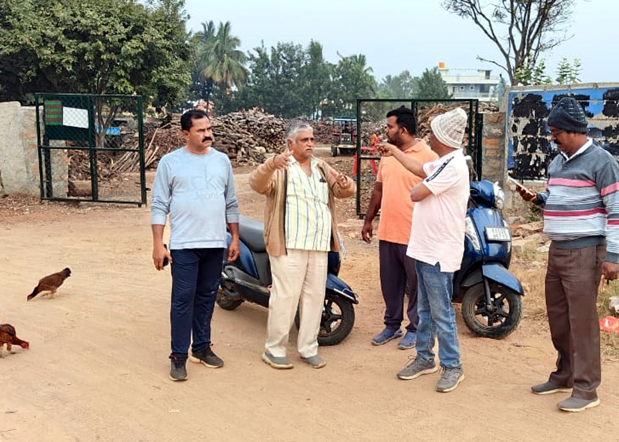 ದೊಡ್ಡಬಳ್ಳಾಪುರ ನಗರಸಭೆ ವ್ಯಾಪ್ತಿಯ ಶ್ರೀನಗರದ ಹಳೇ ಮಧುಗರಿ ರಸ್ತೆಗೆ ಮಂಗಳವಾರ ನಗರಸಭೆ ಪೌರಾಯುಕ್ತ ಕೆ.ಪರಮೇಶ, ಸ್ಥಾಯಿ ಸಮಿತಿ ಅಧ್ಯಕ್ಷ ವಿ.ಎಸ್‌.ರವಿಕುಮಾರ್‌, ಸದಸ್ಯ ನಾಗರಾಜ್‌ ಭೇಟಿ ನೀಡಿ ಸ್ಥಳ ಪರಿಶೀಲನೆ ನಡೆಸಿದರು