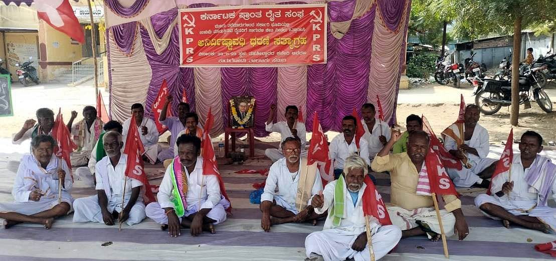 ಕುರುಗೋಡಿನ ತಹಶೀಲ್ದಾರ್ ಕಚೇರಿ ಎದುರು ಸಾಗುವಳಿ ಚೀಟಿಗಾಗಿ ನಡೆಸುತ್ತಿರುವ ರೈತರ ಹೋರಾಟ 50ನೇ ದಿನ ಗುರುವಾರವೂ ಮುಂದುವರೆಯಿತು