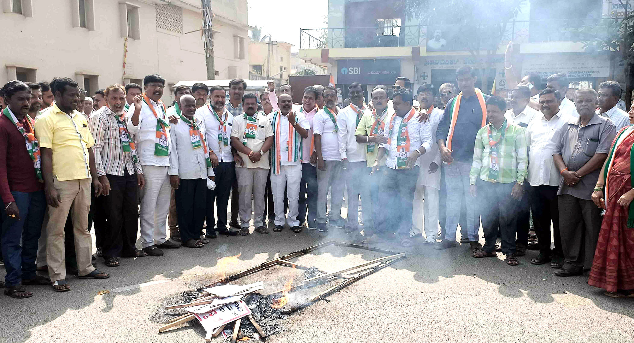 ದೊಡ್ಡಬಳ್ಳಾಪುರ ತಾಲ್ಲೂಕು ಕಚೇರಿ ವೃತ್ತದಲ್ಲಿ ಗುರುವಾರ ಸಂಸತ್‌ ಸದಸ್ಯ ಅನಂತ ಕುಮಾರ್ ಹೆಗಡೆ ಪ್ರತಿಕೃತಿ ದಹಿಸಿ ಕಾಂಗ್ರೆಸ್‌ ಮುಖಂಡರು ಪ್ರತಿಭಟನೆ ನಡೆಸಿದರು