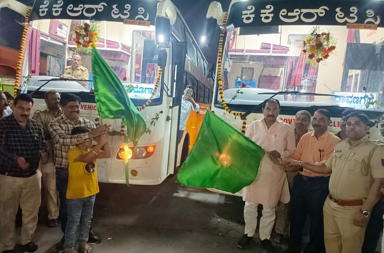 ಕಲಬುರಗಿಯಿಂದ ದಾವಣಗೆರೆ ಹಾಗೂ ಶಿವಮೊಗ್ಗಕ್ಕೆ ನಾನ್‌ ಎಸಿ ಸ್ಲೀಪರ್‌ ಕೋಚ್‌ ಬಸ್‌ ಸಂಚಾರಕ್ಕೆ ಶಾಸಕ ಅಲ್ಲಮಪ್ರಭು ಪಾಟೀಲ ಚಾಲನೆ ನೀಡಿದರು