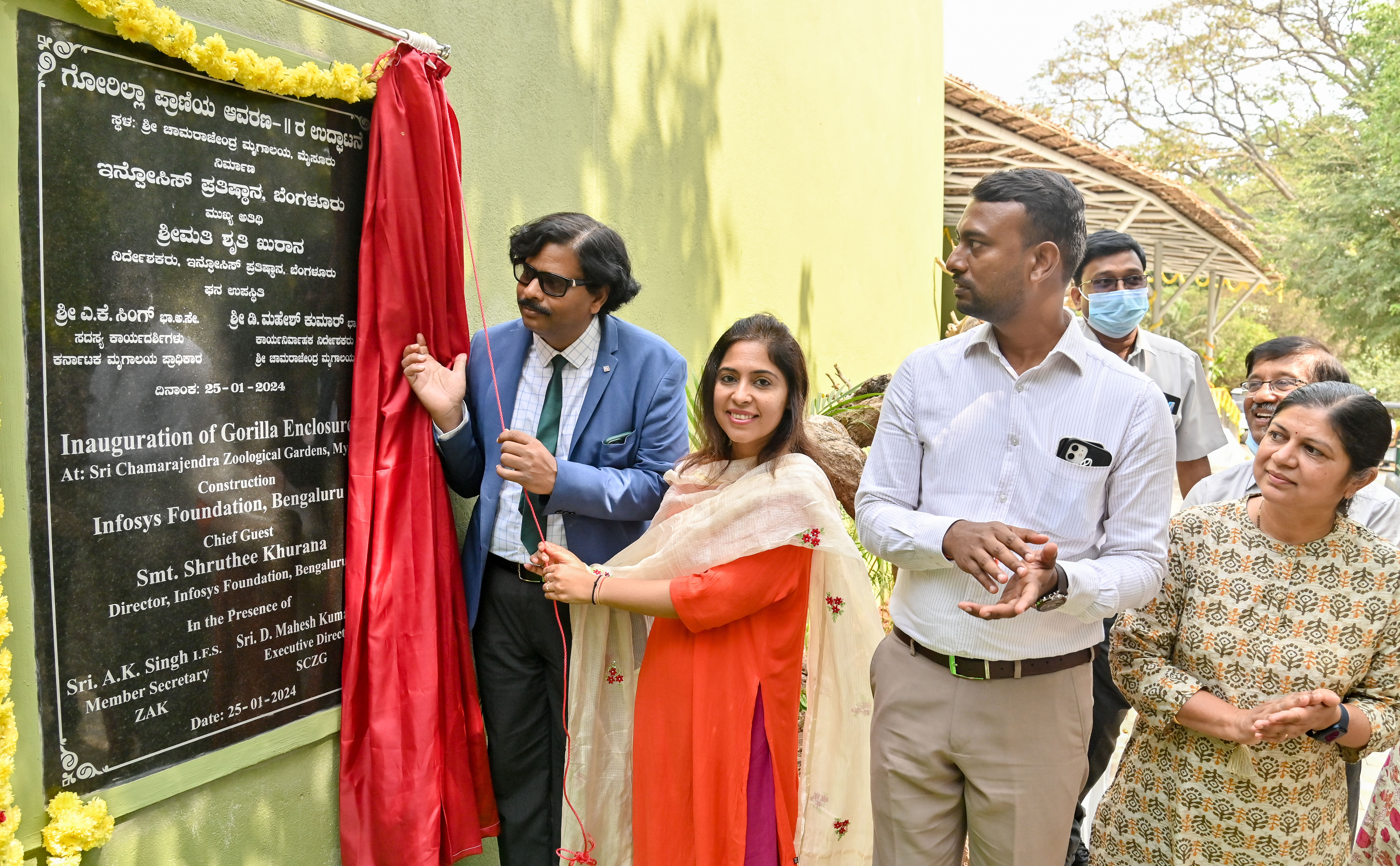 ಮೈಸೂರಿನ ಚಾಮರಾಜೇಂದ್ರ ಮೃಗಾಲಯದಲ್ಲಿ ಹೊಸದಾಗಿ ನಿರ್ಮಿಸಿರುವ ‘ಕುಟುಂಬ ಗುಂಪಿನ ಗೊರಿಲ್ಲಾ ಪ್ರಾಣಿ ಆವರಣ’ವನ್ನು ಇನ್ಫೊಸಿಸ್‌ ಫೌಂಡೇಶನ್‌ ನಿರ್ದೇಶಕಿ ಶ್ರುತಿ ಖುರಾನ ಉದ್ಘಾಟಿಸಿದರು. ಡಿ. ಮಹೇಶ್ ಕುಮಾರ್ ಮೊದಲಾದವರು ಪಾಲ್ಗೊಂಡಿದ್ದರು