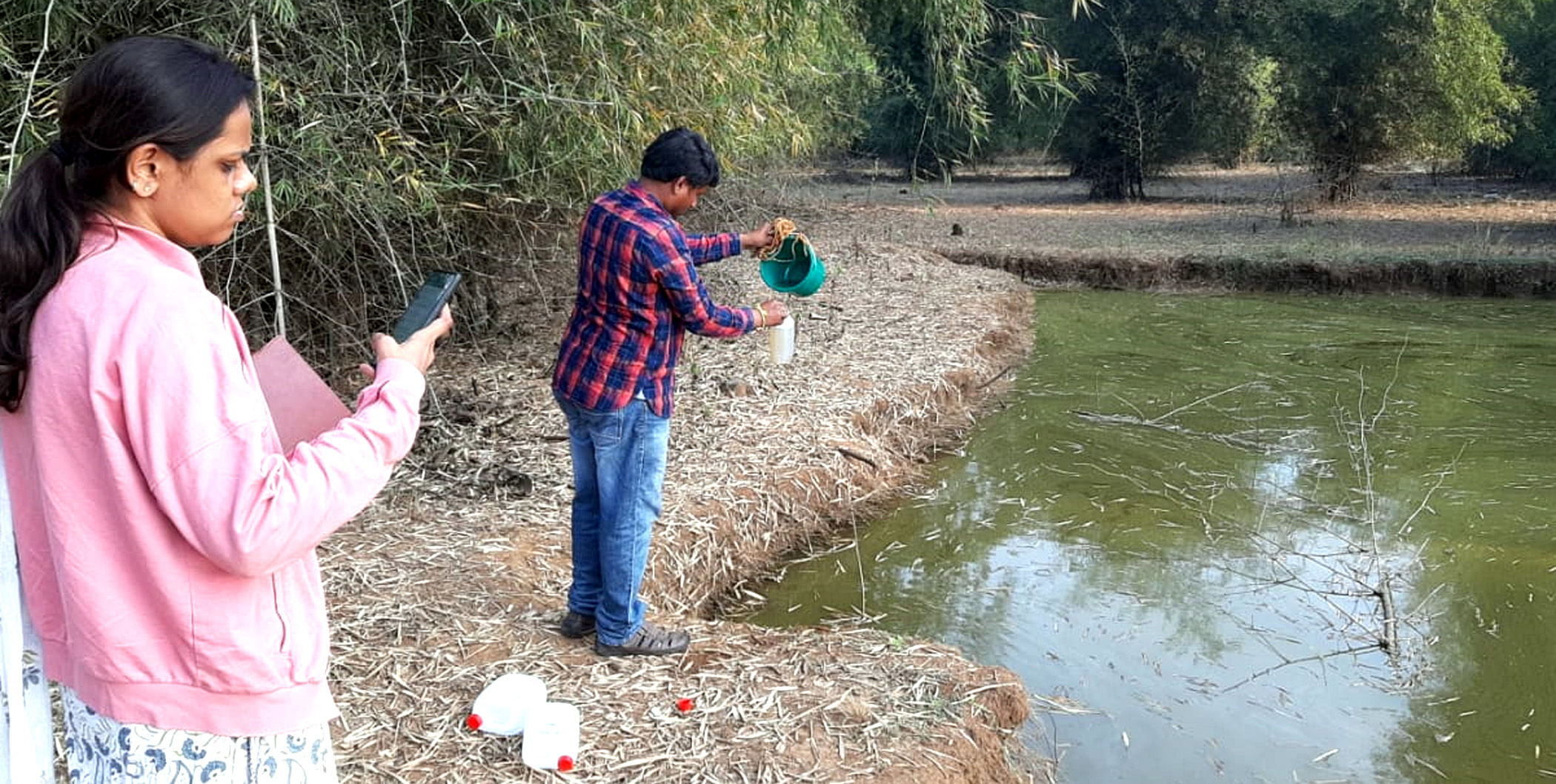 ದೊಡ್ಡಬಳ್ಳಾಪುರ ತಾಲ್ಲೂಕಿನ ಅರಳುಮಲ್ಲಿಗೆ ಕೆರೆ ಅಂಗಳದ ಹೊಂಡಗಳಲ್ಲಿ ಸುರಿಯಲಾಗಿರುವ ಕಾರ್ಖಾನೆಗಳ ತ್ಯಾಜ್ಯ ನೀರು ಸಂಗ್ರಹ ಮಾಡುತ್ತಿರುವ ಮಾಲಿನ್ಯ ನಿಯಂತ್ರಣ ಮಂಡಳಿ ಅಧಿಕಾರಿಗಳ ತಂಡ