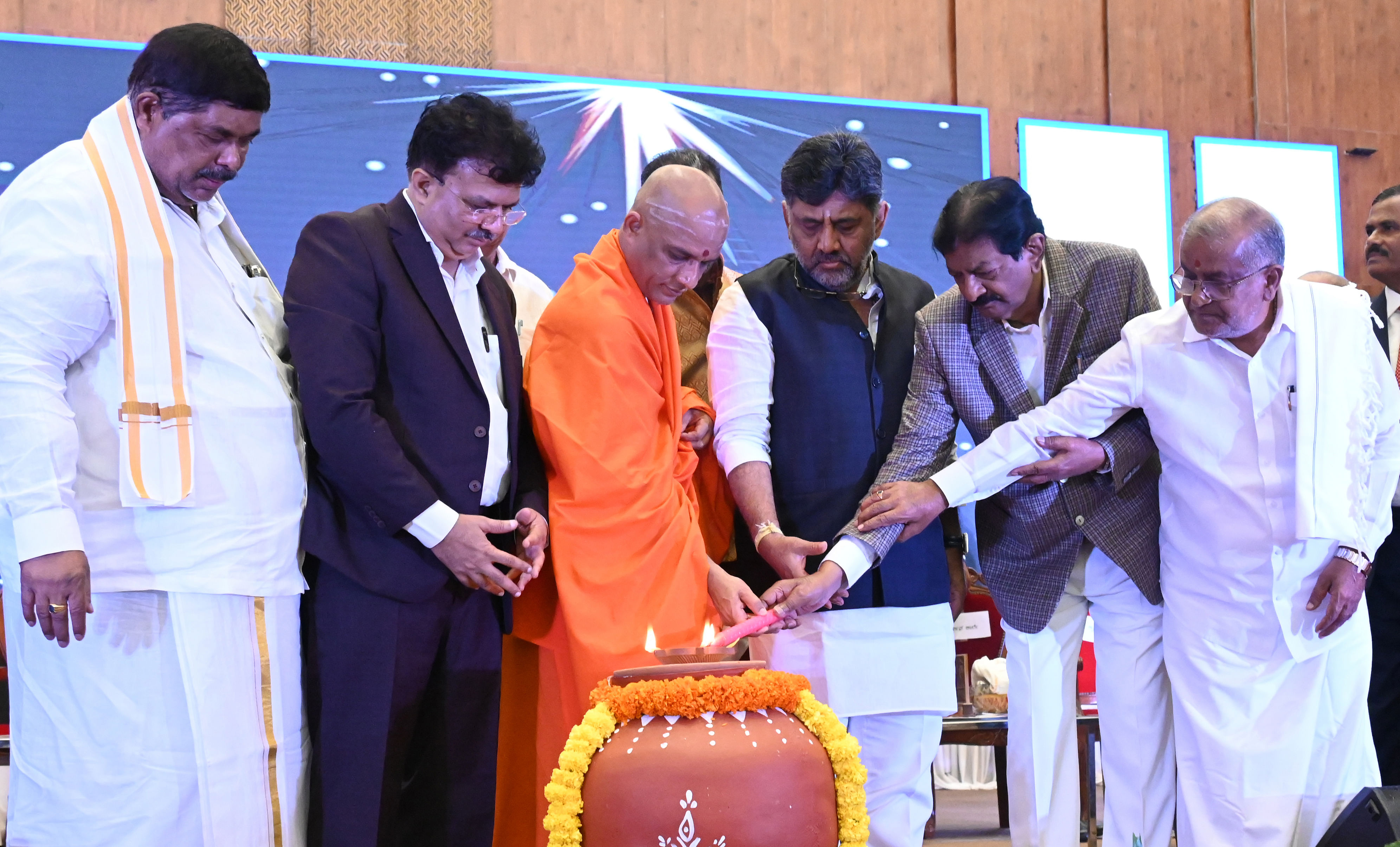 ‘ಉದ್ಯಮಿ ಒಕ್ಕಲಿಗ– ಫಸ್ಟ್‌ ಸರ್ಕಲ್ ಎಕ್ಸ್‌ಪೊ–2024’ ಅನ್ನು ನಿರ್ಮಲಾನಂದನಾಥ ಸ್ವಾಮೀಜಿ ಉದ್ಘಾಟಿಸಿದರು. ಶಾಸಕ ಕೆ. ಗೋಪಾಲಯ್ಯ,  ಫಸ್ಟ್‌ ಸರ್ಕಲ್ ಸೊಸೈಟಿ ಮುಖ್ಯಸ್ಥ ಜಯರಾಮ ರಾಯಪುರ, ಉಪ ಮುಖ್ಯಮಂತ್ರಿ ಡಿ.ಕೆ. ಶಿವಕುಮಾರ್, ಸಂಸದ ಬಿ.ಎನ್. ಬಚ್ಚೇಗೌಡ, ಶಾಸಕ ಜಿ. ಟಿ. ದೇವೇಗೌಡ ಪಾಲ್ಗೊಂಡಿದ್ದರು
ಪ್ರಜಾವಾಣಿ ಚಿತ್ರ ಕಿಶೋರ್ ಕುಮಾರ್ ಬೋಳಾರ್