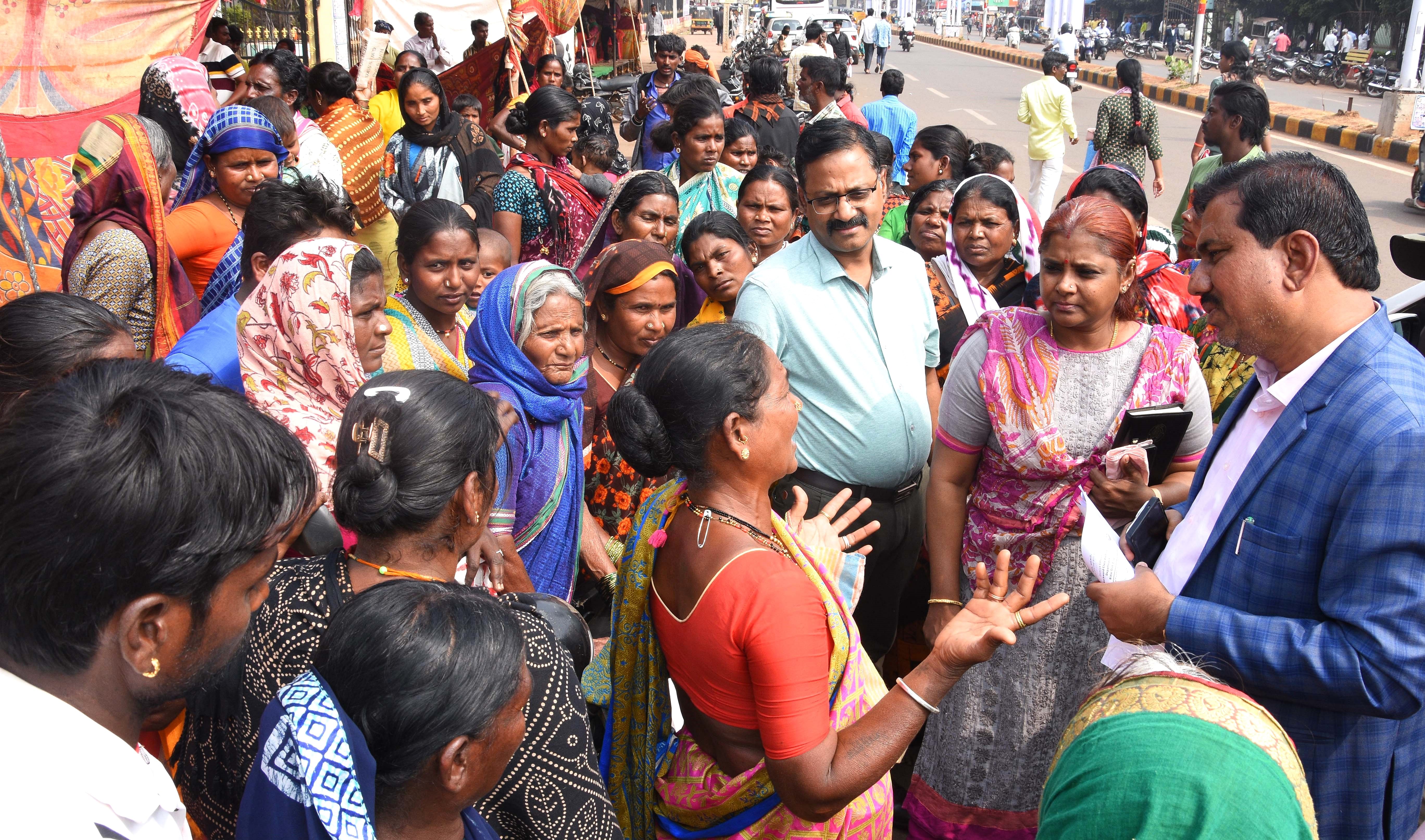 ಜಿಲ್ಲಾಧಿಕಾರಿ ಗೋವಿಂದ ರೆಡ್ಡಿ ಅವರು ಅಲೆಮಾರಿ ಜನಾಂಗದವರ ಮನವೊಲಿಸಿದರು