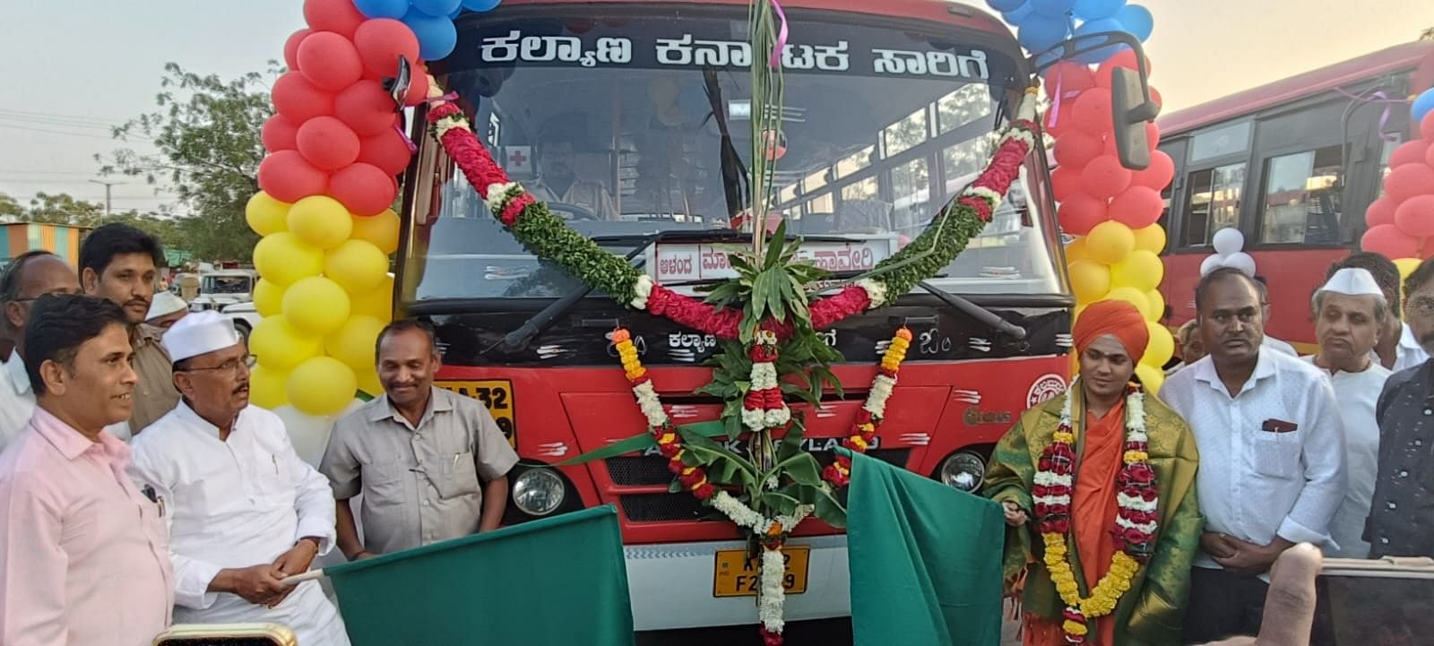 ಆಳಂದ-ಹಾವೇರಿ ಮಾರ್ಗದ ಸಾರಿಗೆ ಬಸ್ ಕಾರ್ಯಾಚರಣೆಗೆ ಗುರುವಾರ ಆಳಂದ ತಾಲ್ಲೂಕಿನ ಮಾದನಹಿಪ್ಪರಗಾ ಬಸ್ ನಿಲ್ದಾಣದಲ್ಲಿ ಮುಖ್ಯಮಂತ್ರಿ ಸಲಹೆಗಾರರೂ ಆಗಿರುವ ಆಳಂದ ಶಾಸಕ‌ ಬಿ.ಆರ್.ಪಾಟೀಲ ಹಸಿರು ನಿಶಾನೆ ತೋರಿದರು