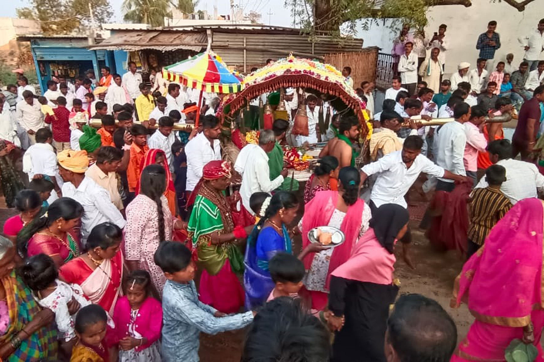 ಕಕ್ಕೇರಾ ಸಮೀಪದ ತಿಂಥಣಿಯ ಮೌನೇಶ್ವರ ಜಾತ್ರೆಗೆ ಬಂದ ಸುರಪುರದ ಪಲ್ಲಕ್ಕಿ ಉತ್ಸವವನ್ನು ಗ್ರಾಮಸ್ಥರು ಸಂಭ್ರಮದಿಂದ ಬರಮಾಡಿಕೊಂಡರು