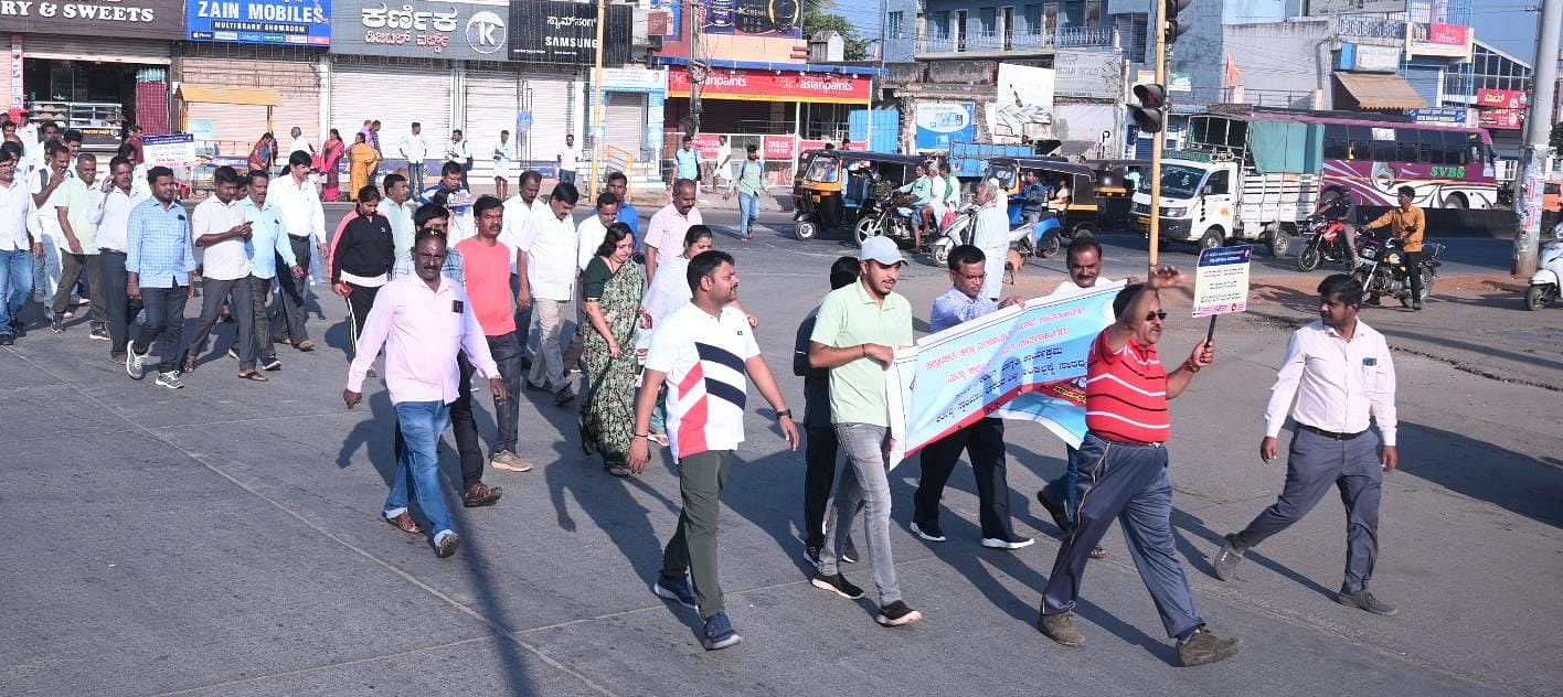 ಮತದಾನ ಜಾಗೃತಿಗಾಗಿ ಚಾಮರಾಜನಗರದಲ್ಲಿ ಸೋಮವಾರ ನಡೆದ ವಾಕಥಾನ್‌ನಲ್ಲಿ ಅಧಿಕಾರಿಗಳು ನೌಕರರು ಪಾಲ್ಗೊಂಡಿದ್ದರು