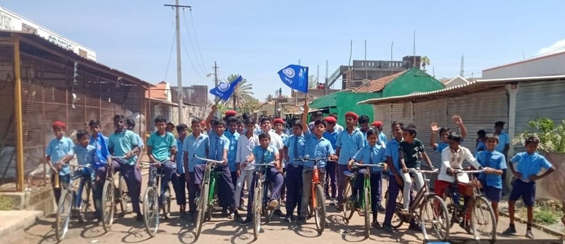 ಗುಂಡ್ಲುಪೇಟೆಯ ನಿಟ್ರೆ ಗ್ರಾಮದಲ್ಲಿ ಮಂಗಳವಾರ ನಡೆದ ಸಂವಿಧಾನ ಜಾಗೃತಿ ಜಾಥಾದಲ್ಲಿ ಶಾಲಾ ಮಕ್ಕಳು ಸೈಕಲ್‌ ರ‍್ಯಾಲಿಯಲ್ಲಿ ಪಾಲ್ಗೊಂಡರು