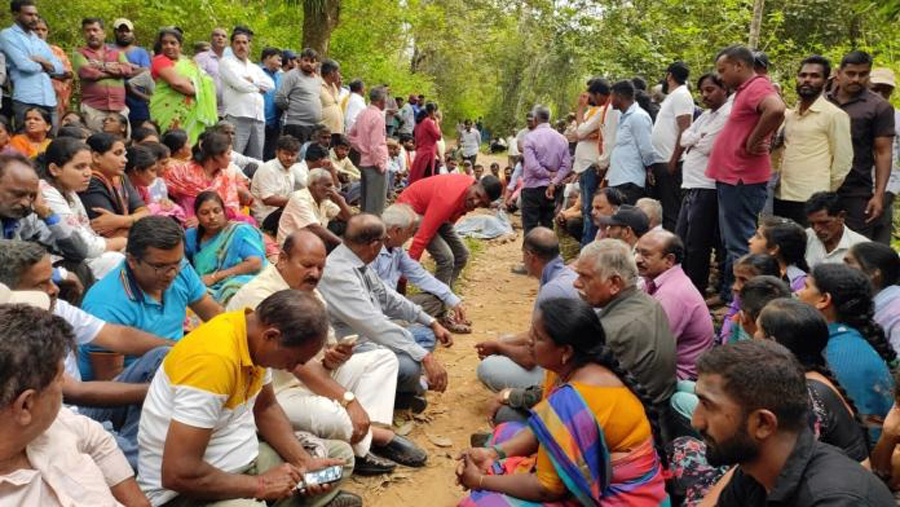 2022 ರ ನವೆಂಬರ್‌ 1 ರಂದು ಕಾಡಾನೆ ದಾಳಿಯಿಂದ ಮನು ಮೃತಪಟ್ಟ ಸಂದರ್ಭದಲ್ಲಿ ಸ್ಥಳೀಯರು ಪ್ರತಿಭಟನೆ ನಡೆಸಿದ್ದರು. (ಸಂಗ್ರಹ ಚಿತ್ರ)