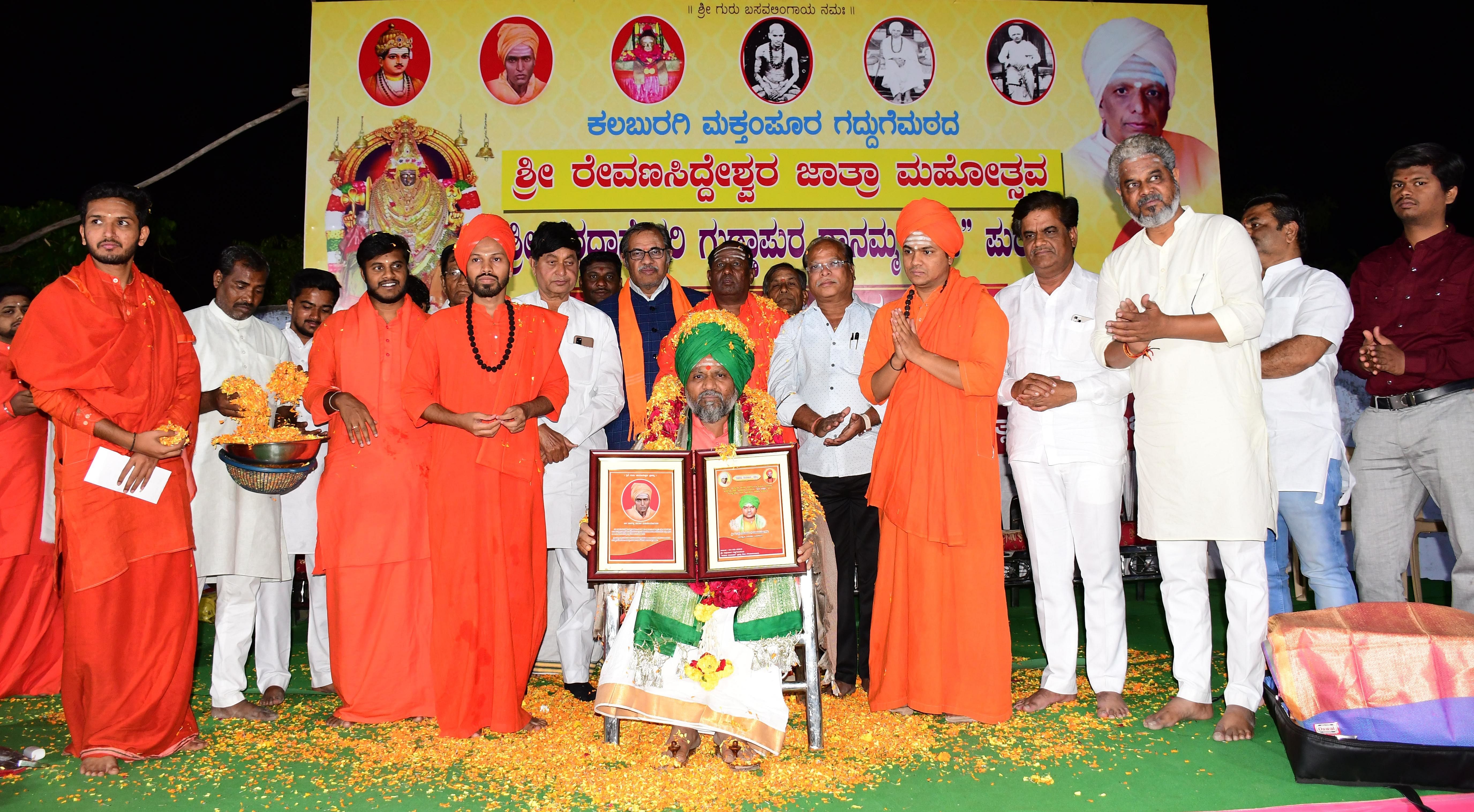 ಕಲಬುರಗಿ ನಗರದ ಮಕ್ತಂಪುರ ಗದ್ದುಗೆ ಮಠದಲ್ಲಿ ಮುತ್ಯಾನ ಬಬಲಾದದ ಗುರುಪಾದಲಿಂಗ ಮಹಾ ಶಿವಯೋಗಿ ಸ್ವಾಮೀಜಿಗೆ ‘ಸಮಾಜ ಸಂಜೀವಿನಿ’ ಪ್ರಶಸ್ತಿ ಪ್ರದಾನ ಮಾಡಲಾಯಿತು